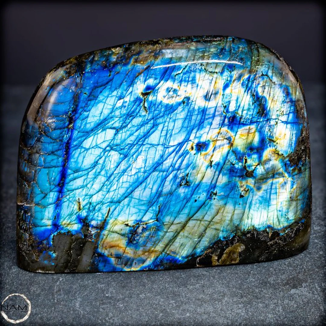 Natural labradorite from Madagascar – Nature's shimmering...