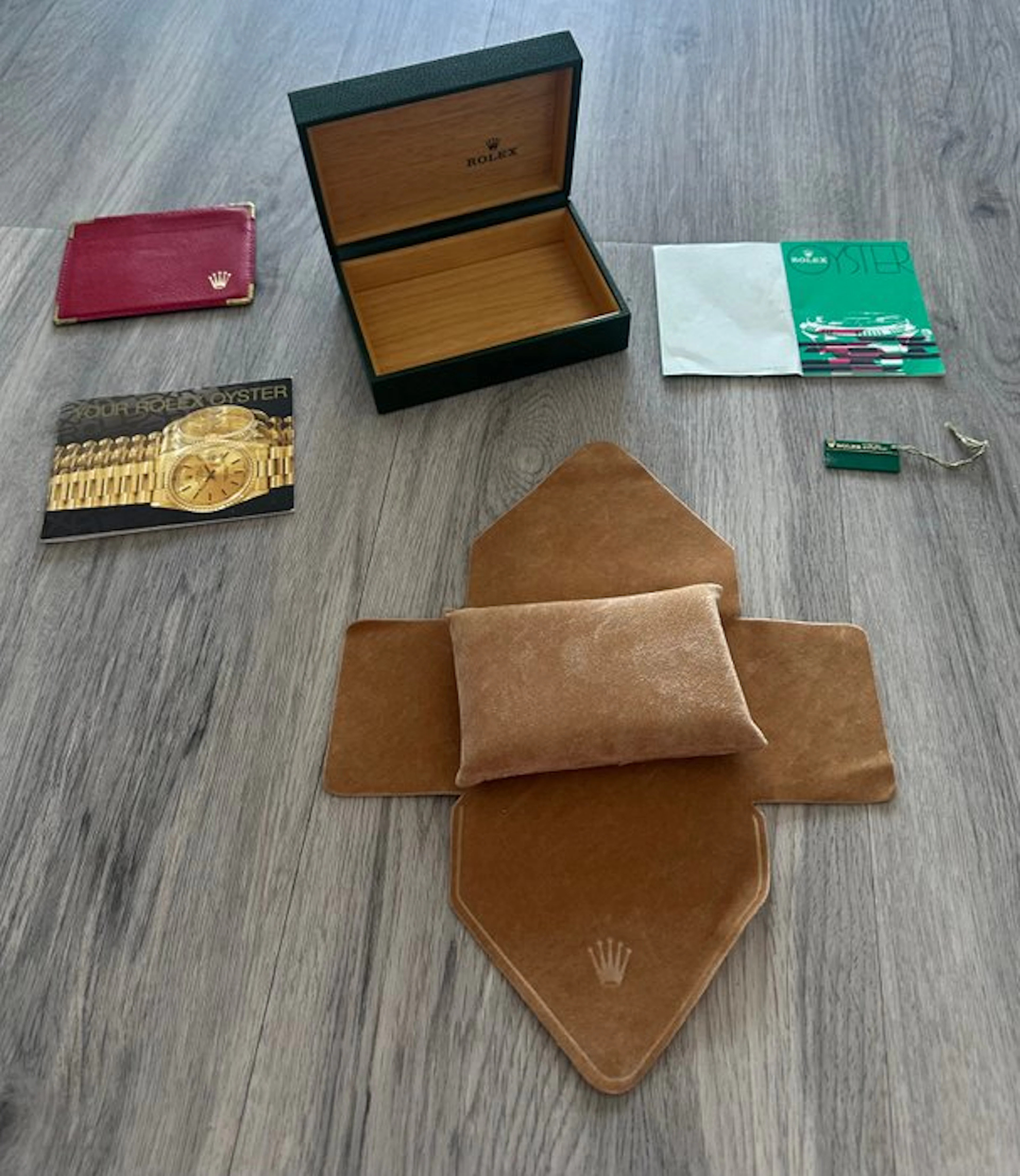Rolex - Year 1991 - Box + accessoires