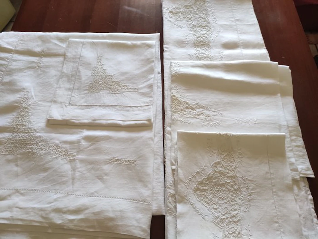 Due lenzuoli di alta qualità decorati con pregiati pizzi...