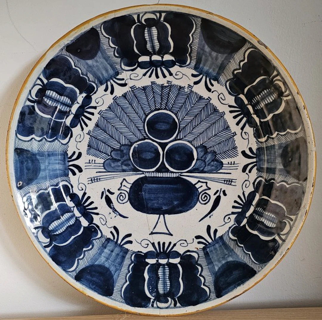 Delft, Plateelbakkerij - Dish - Earthenware - The Three Bells, circa 1750