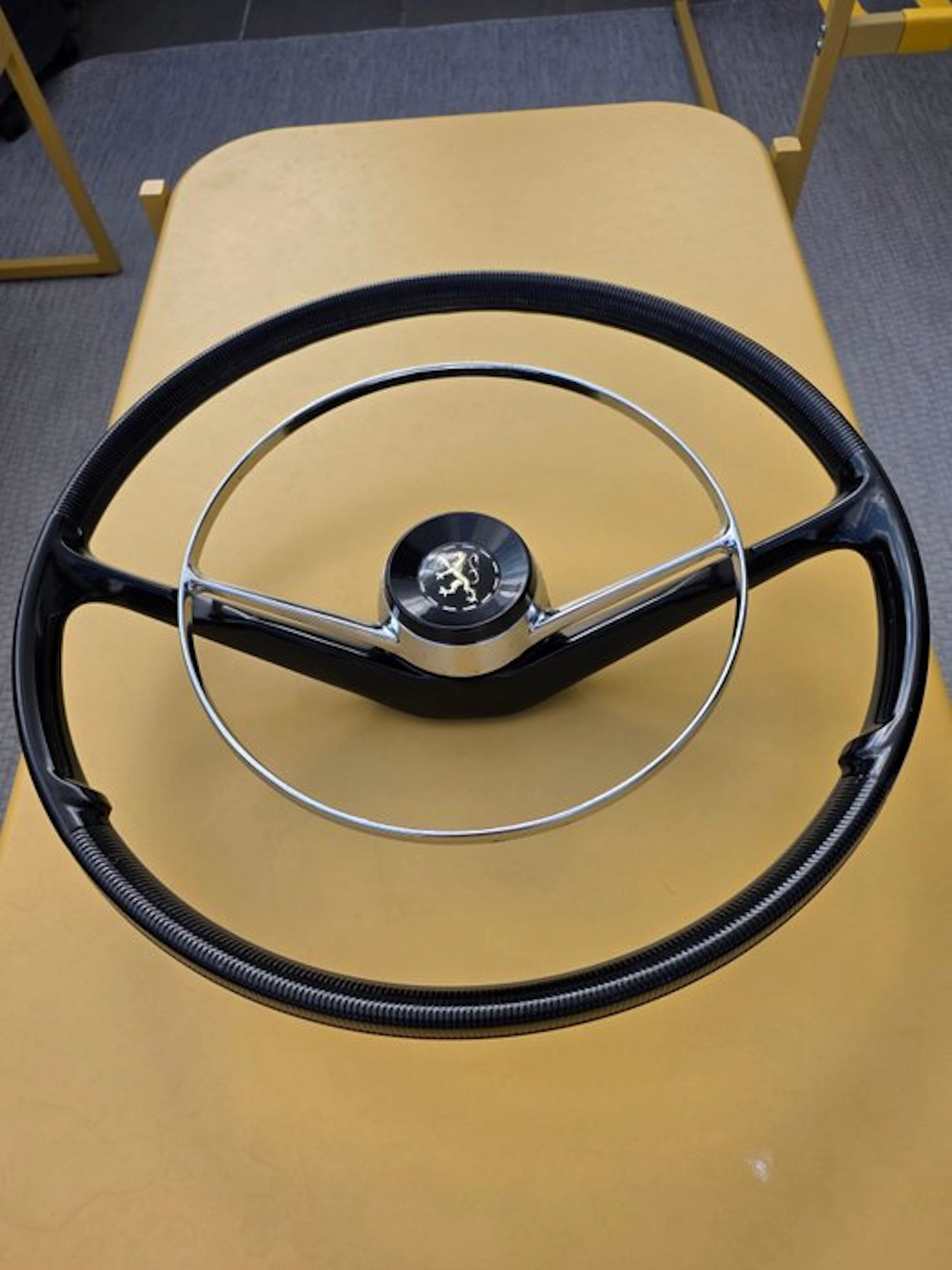 Steering wheel (1) - Peugeot - Peugeot 404 Quillery M576 - Komplett - 1960-1970
