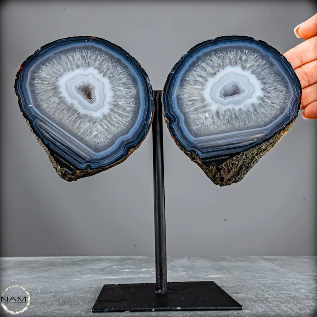 Agate druse wing – A unique masterpiece of crystalline natural art- 1800.08 g
