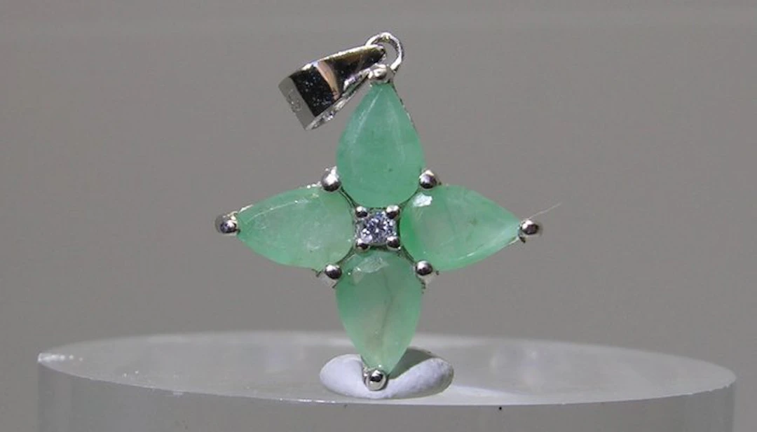 Emerald Pendant - Height: 22 mm - Width: 16 mm- 1.5 g - (1)