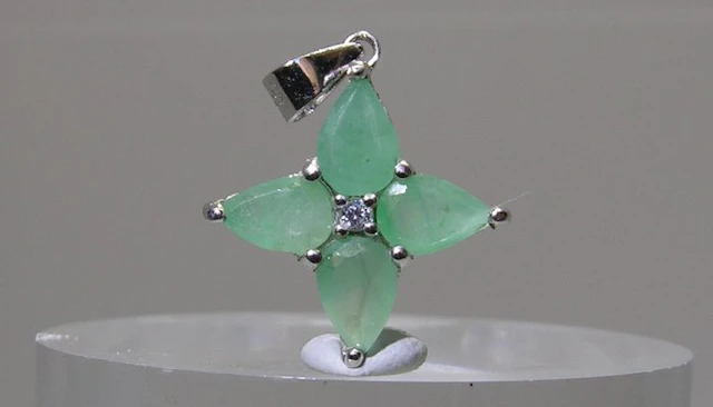Emerald Pendant - Height: 22 mm - Width: 16 mm- 1.5 g - (1)