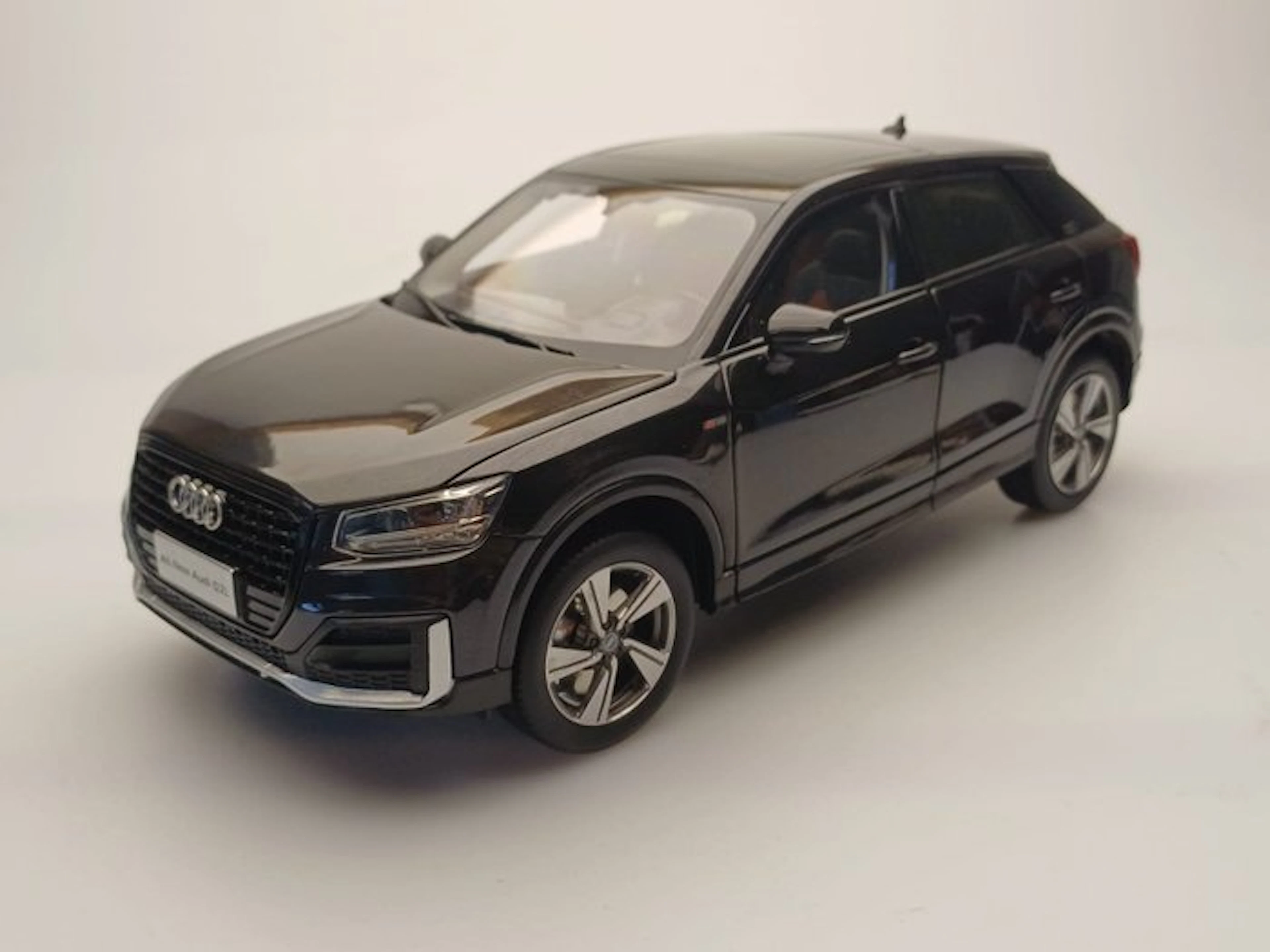 Paudi Model 1:18 - Model car - Audi Q2L - 2018 - Zwart metallic