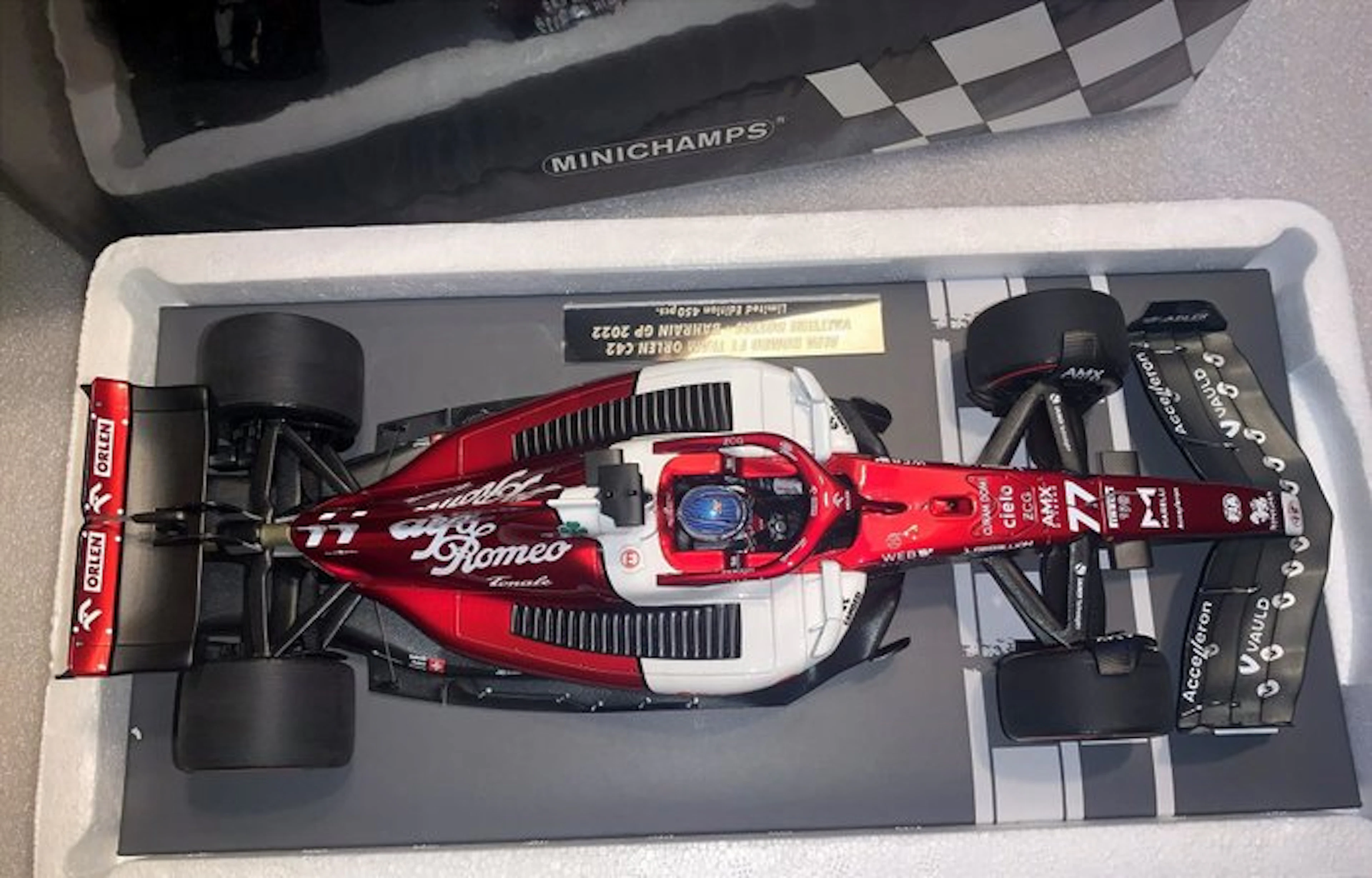 MiniChamps 1:18 - Model car - ALFA ROMEO F1 TEAM ORLEN C42 "BAHRAIN GP 2022" "V