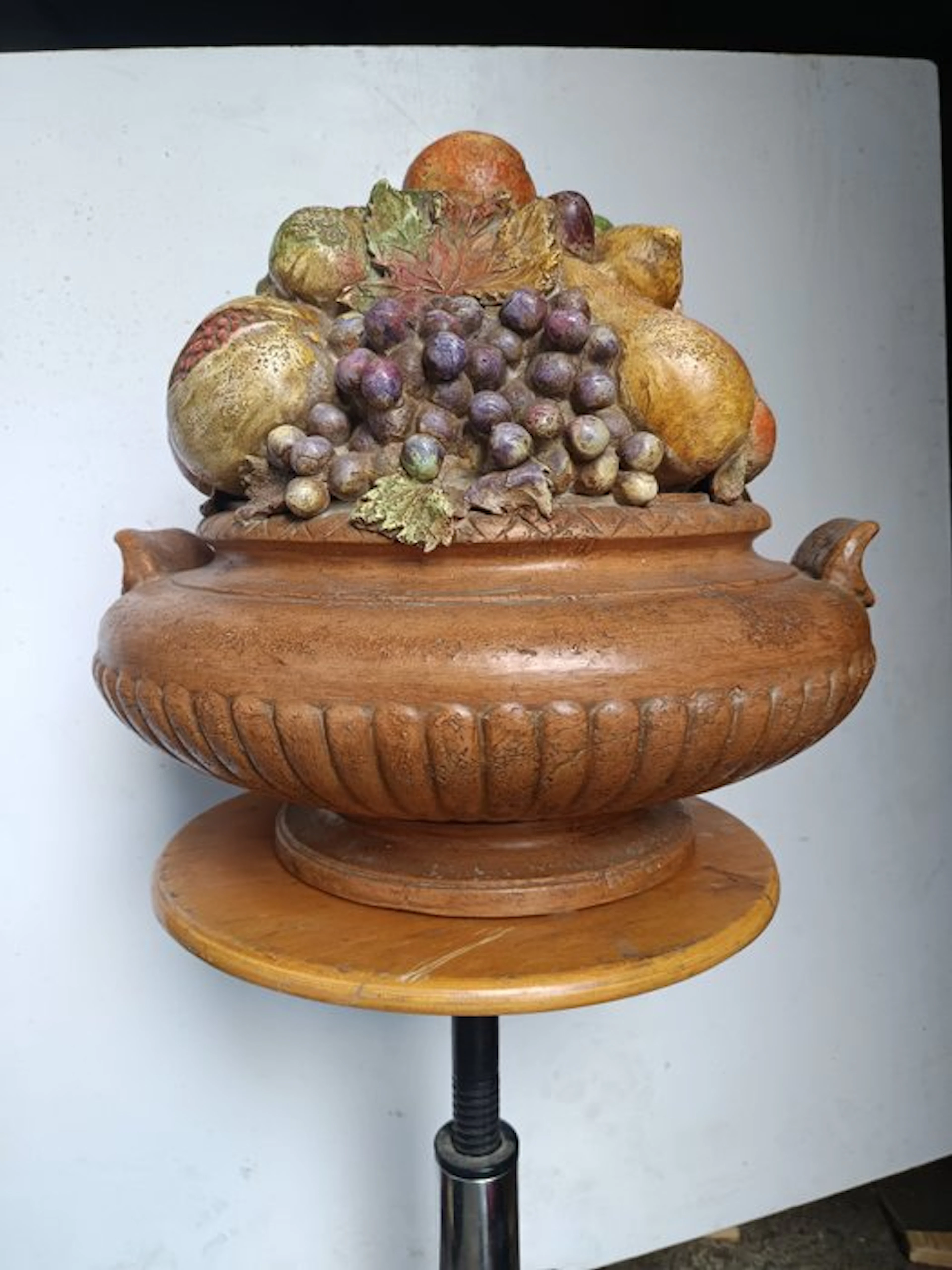 Sculpture, Grande Trionfo di frutta - 42 cm - Earthenware
