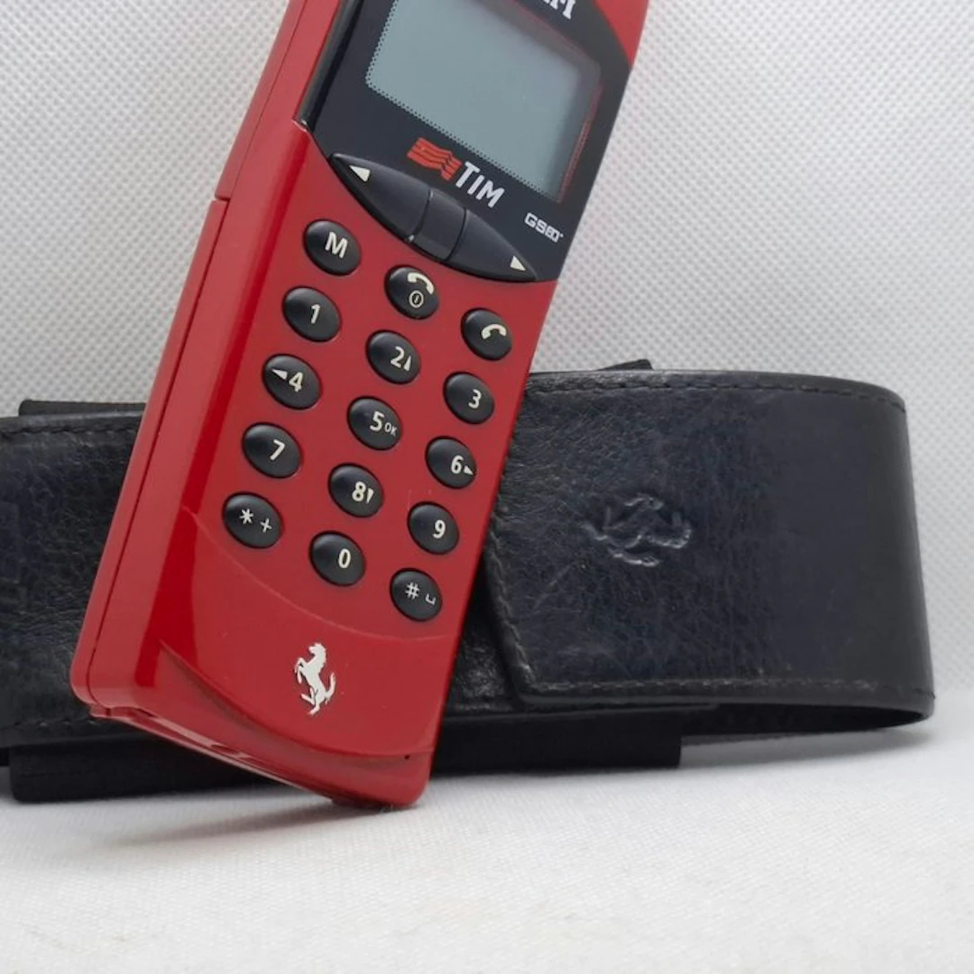 FERRARI. F10 originale. - Mobile phone - Leather case.