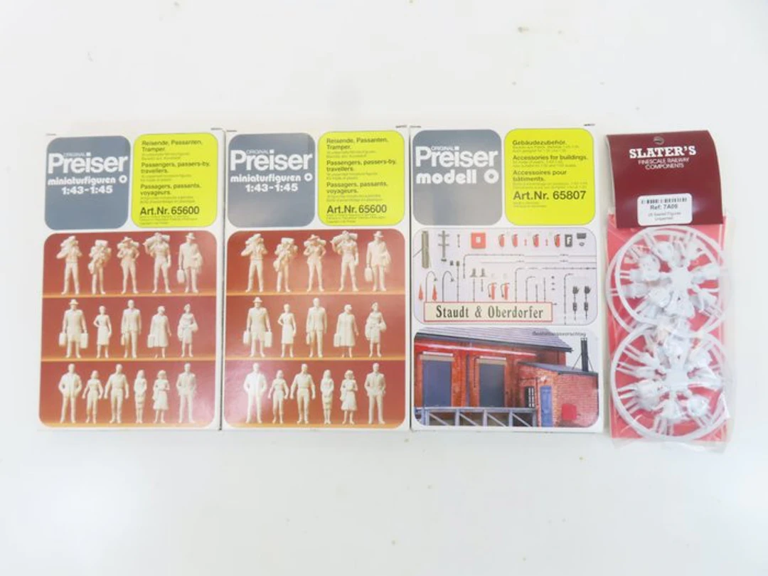 Preiser 0 - 7A09/65600/65807 - Model train figures (4) - 28 seated figures