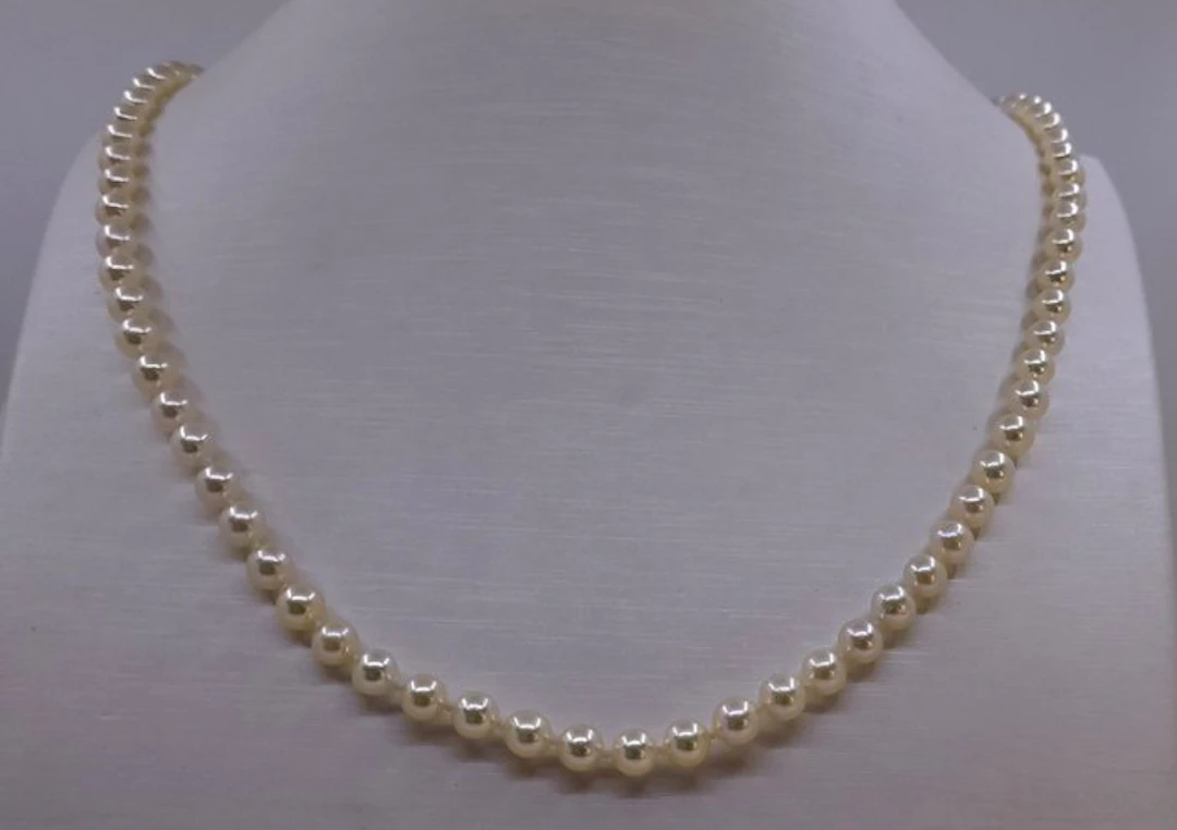 Necklace 5x5.5mm Bright Akoya pearls