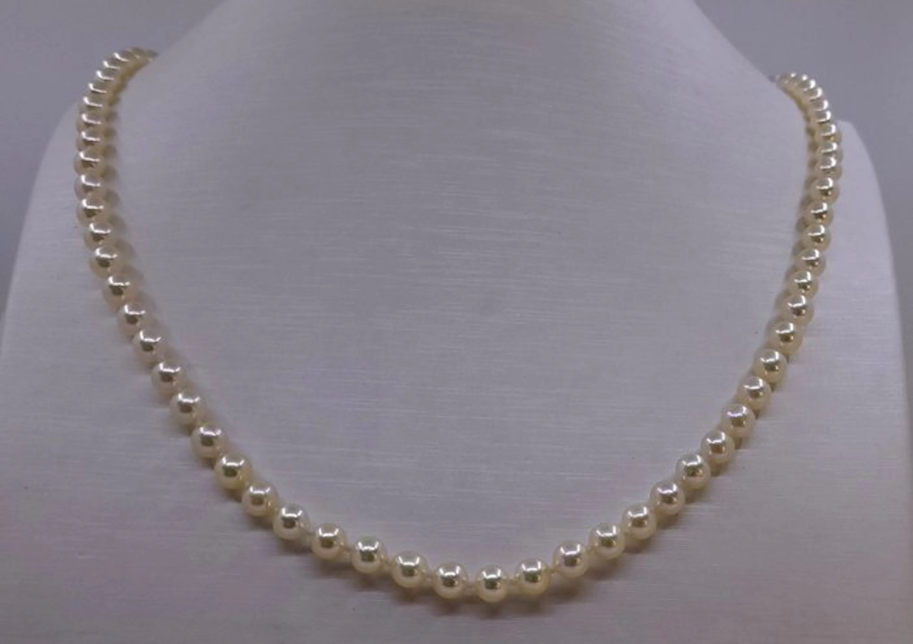 Necklace 5x5.5mm Bright Akoya pearls