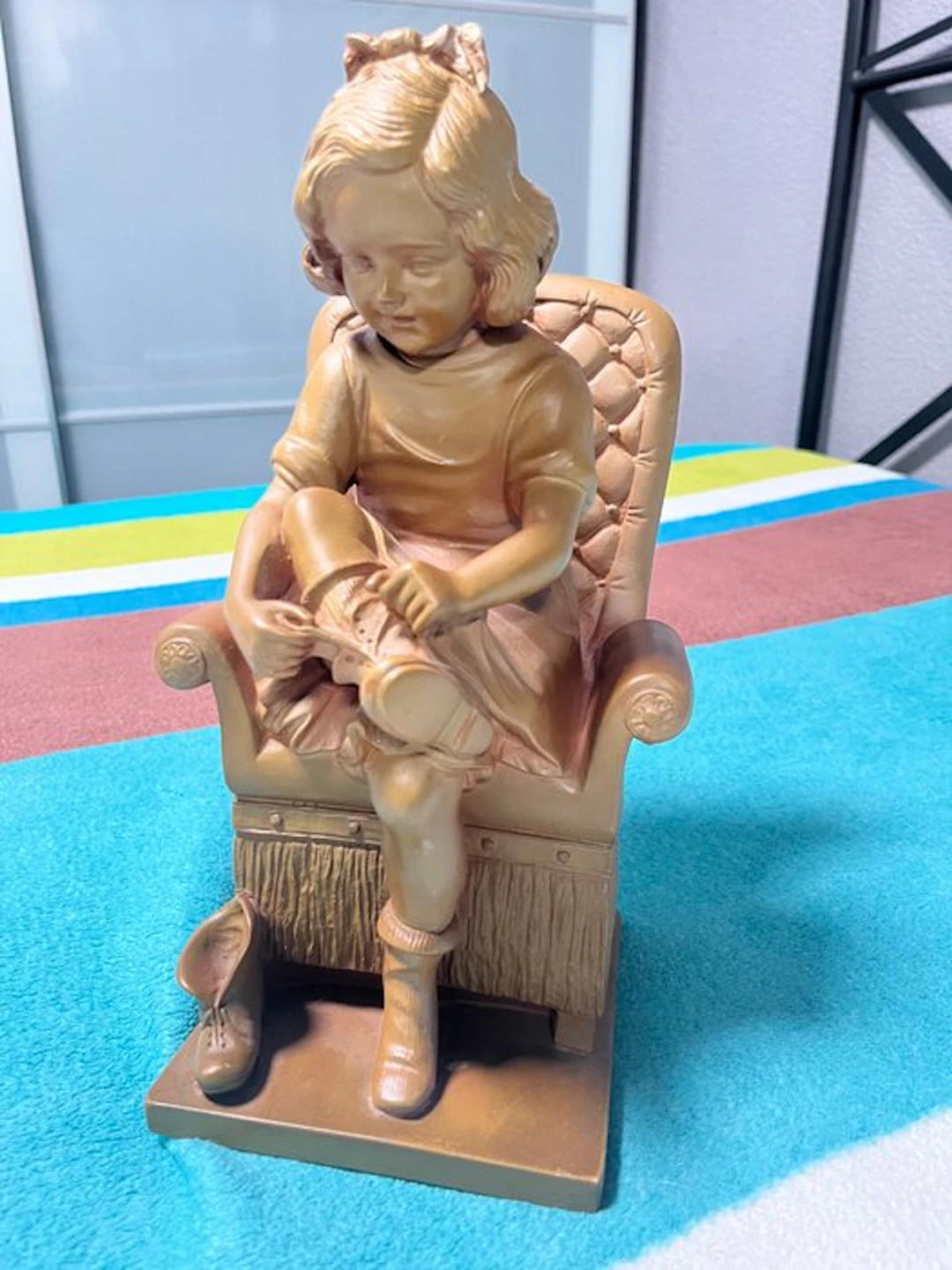 Statue, Niña atando la bota - 30 cm - Alabaster - 1960