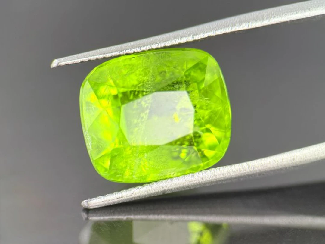 No reserve price Green Peridot - 7.15 ct - Gem Report...