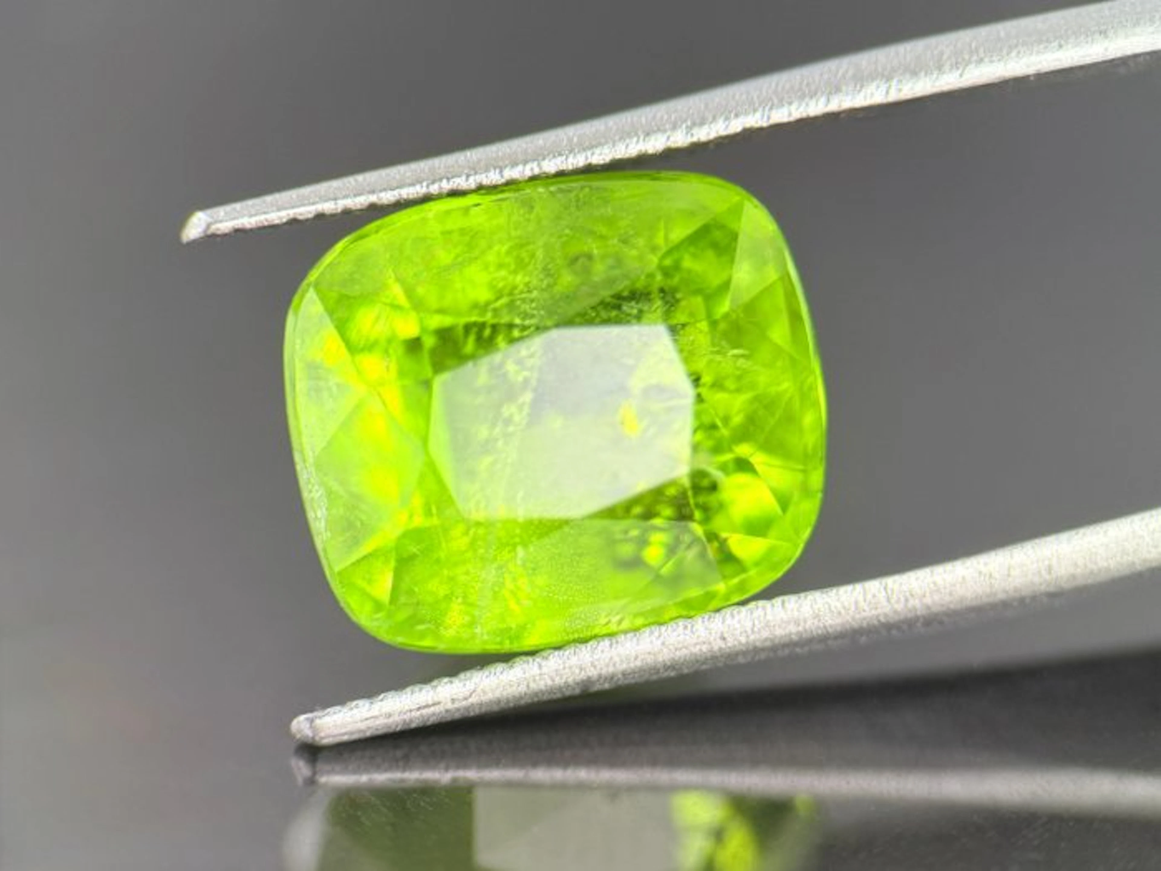 No reserve price Green Peridot - 7.15 ct - Gem Report...