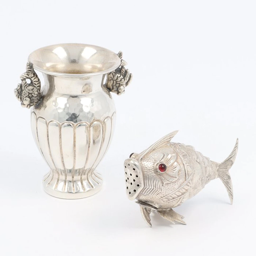 Tandenstoker vaasje & Strooier in visvorm. - Caster (2) - .915 silver