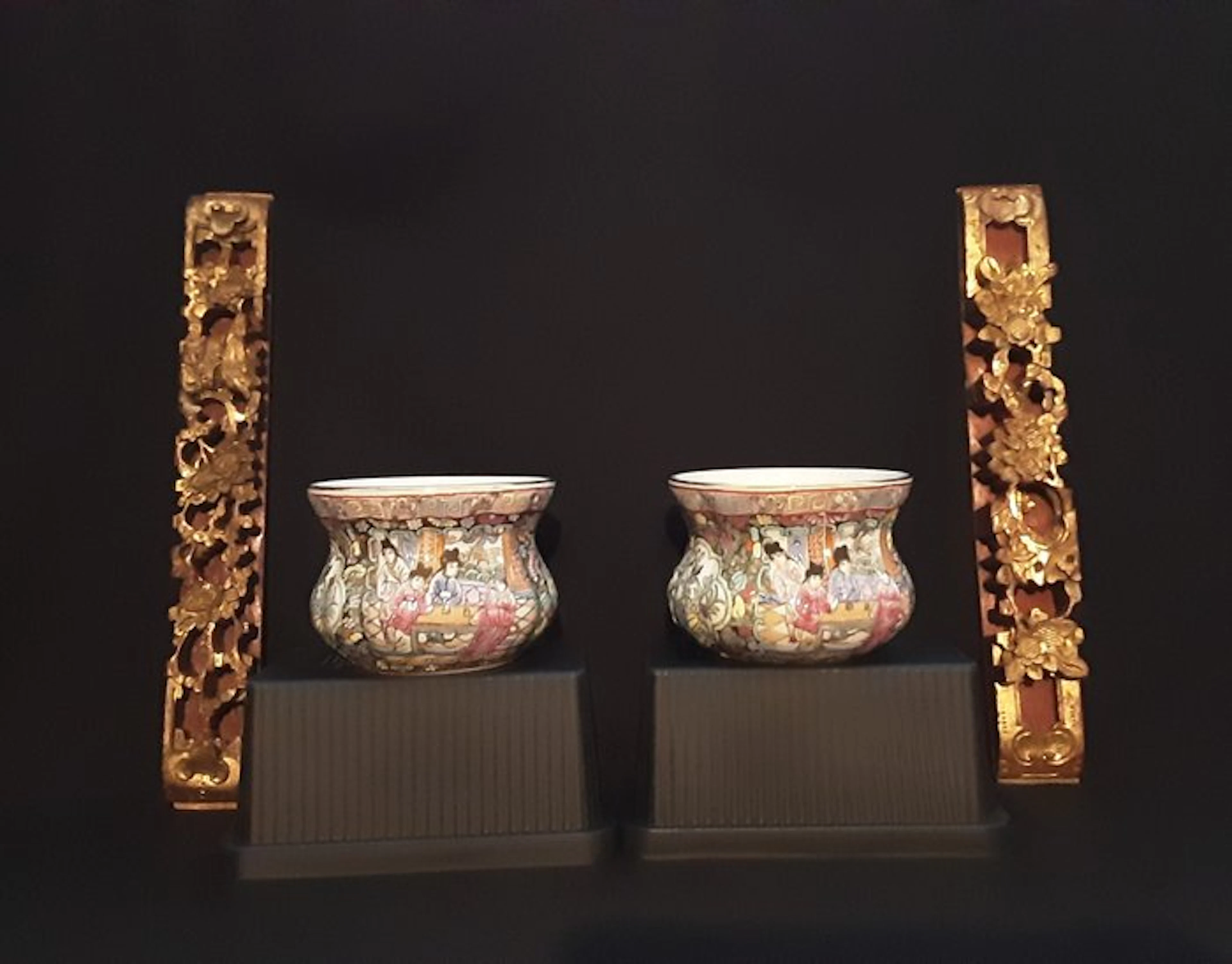 Vase - Porcelain, Wood - China