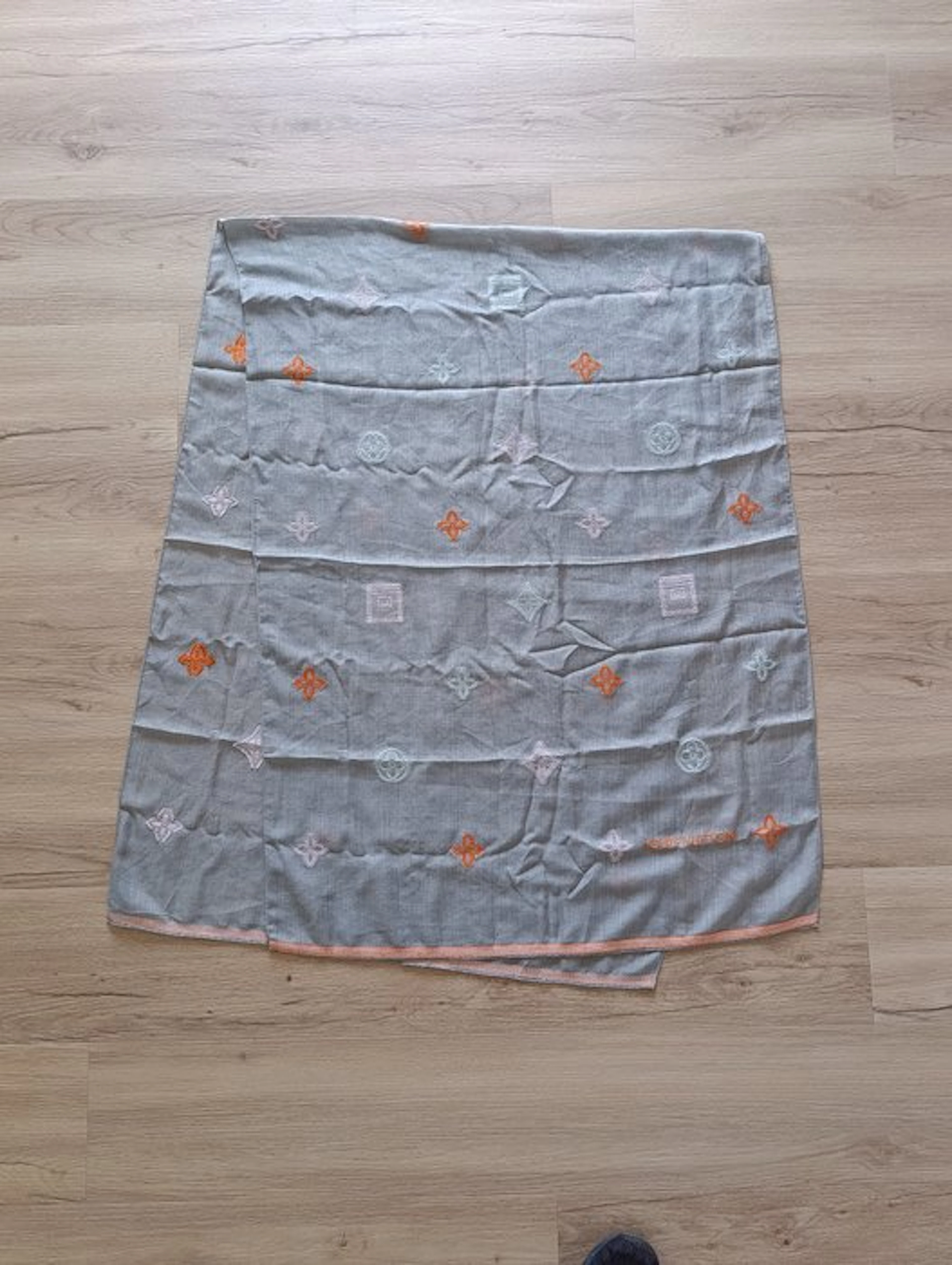 Louis Vuitton - M70385 - Foulard