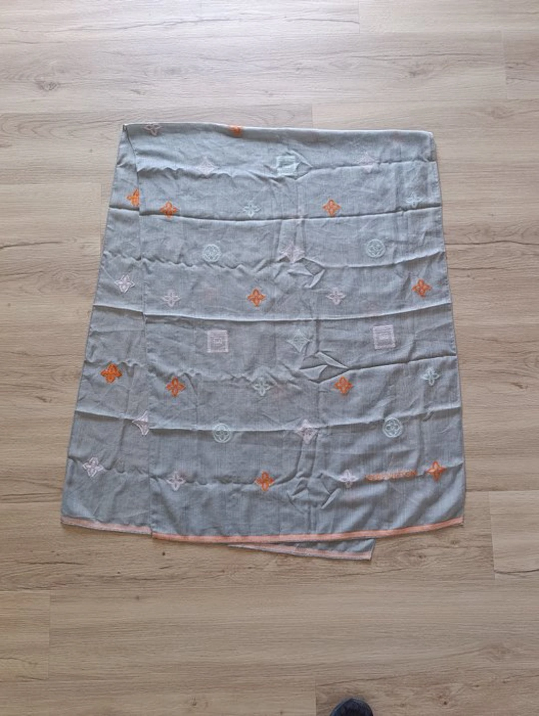 Louis Vuitton - M70385 - Foulard