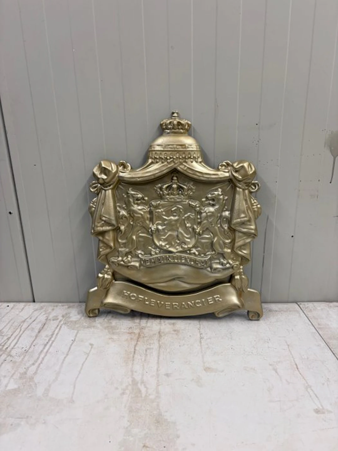 Hofleverancier – Groot Aluminium Reliëfbord met...