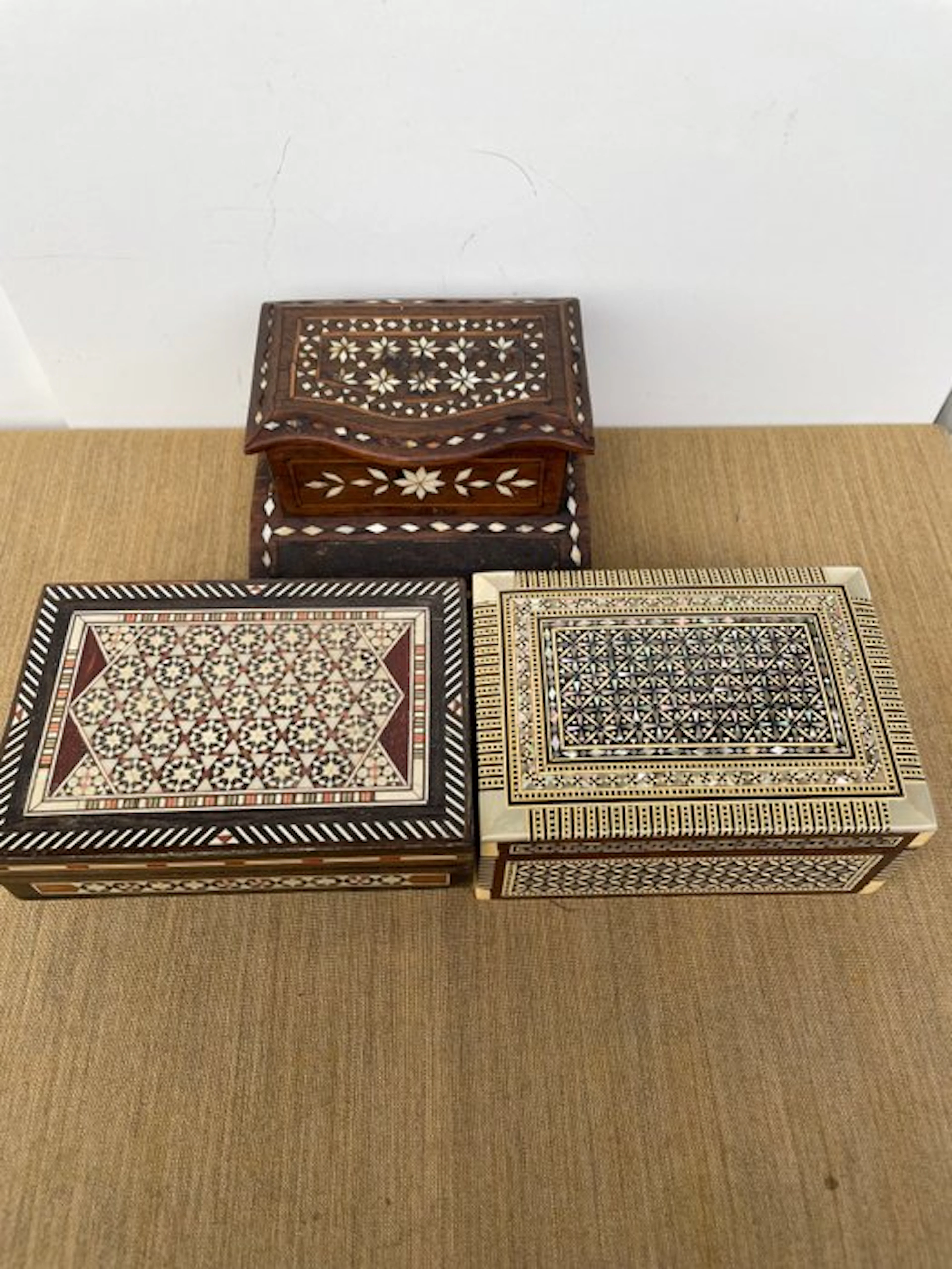 Jewellery box (3) - Wood, mother-of-pearl, bone, and other materials.