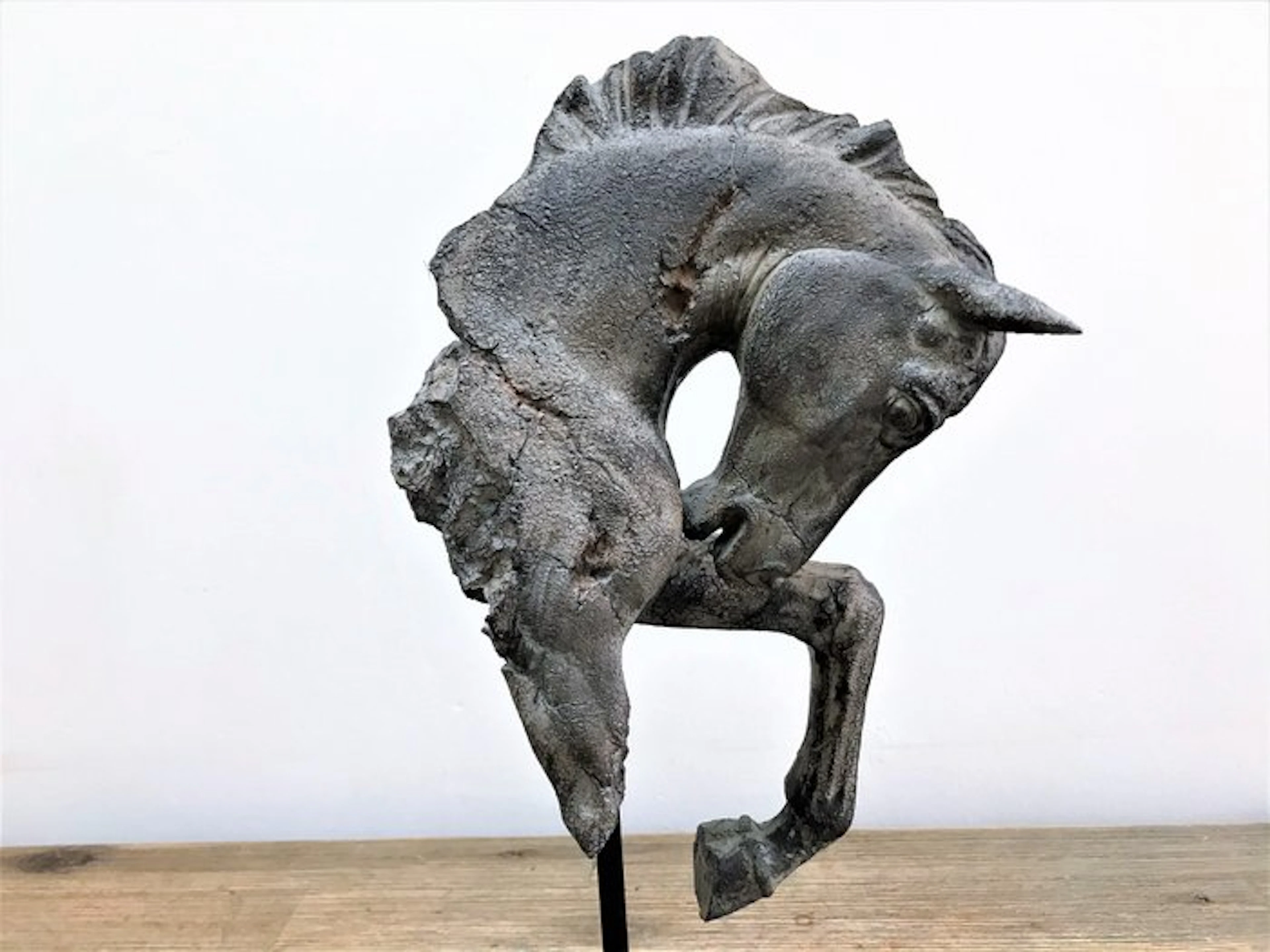Sculpture, Paard op voetstuk - 43 cm - Polystone/ Resin