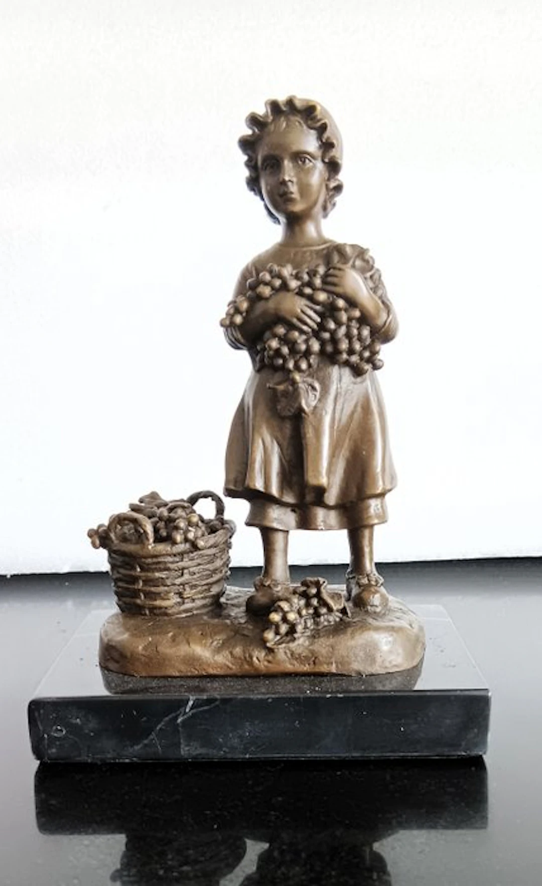Sculpture, Druivenmeisje - 18 cm - marble bronze