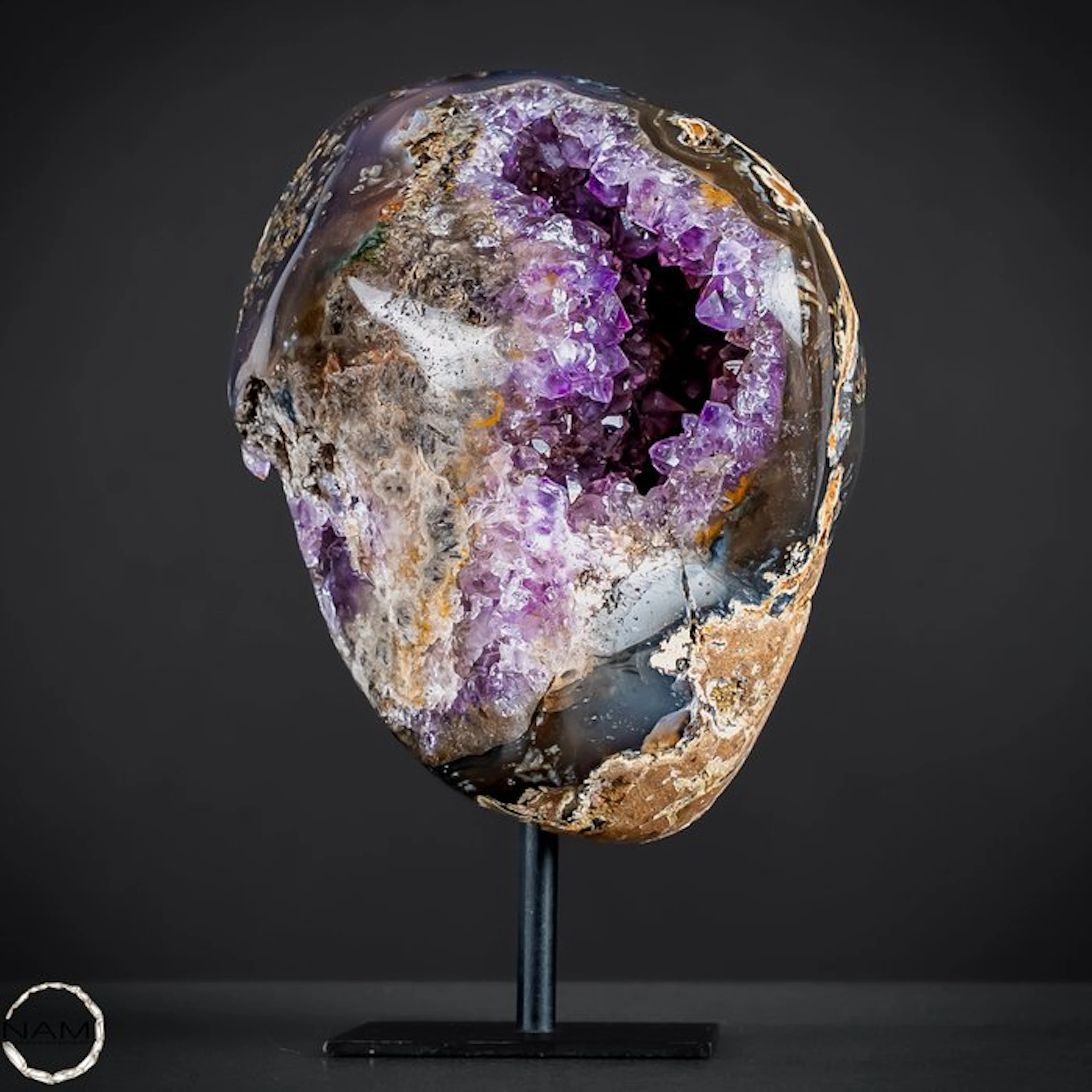 Amethyst druse in agate – a striking natural work of art...