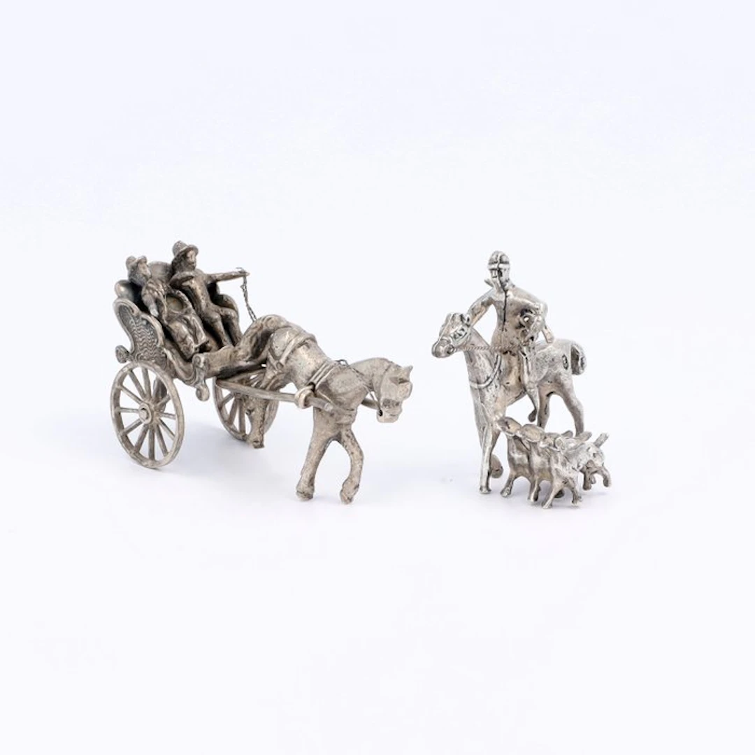 J. Niekerk. - Statuette, Sulky & Engelse jager met meute. - 4.1 cm