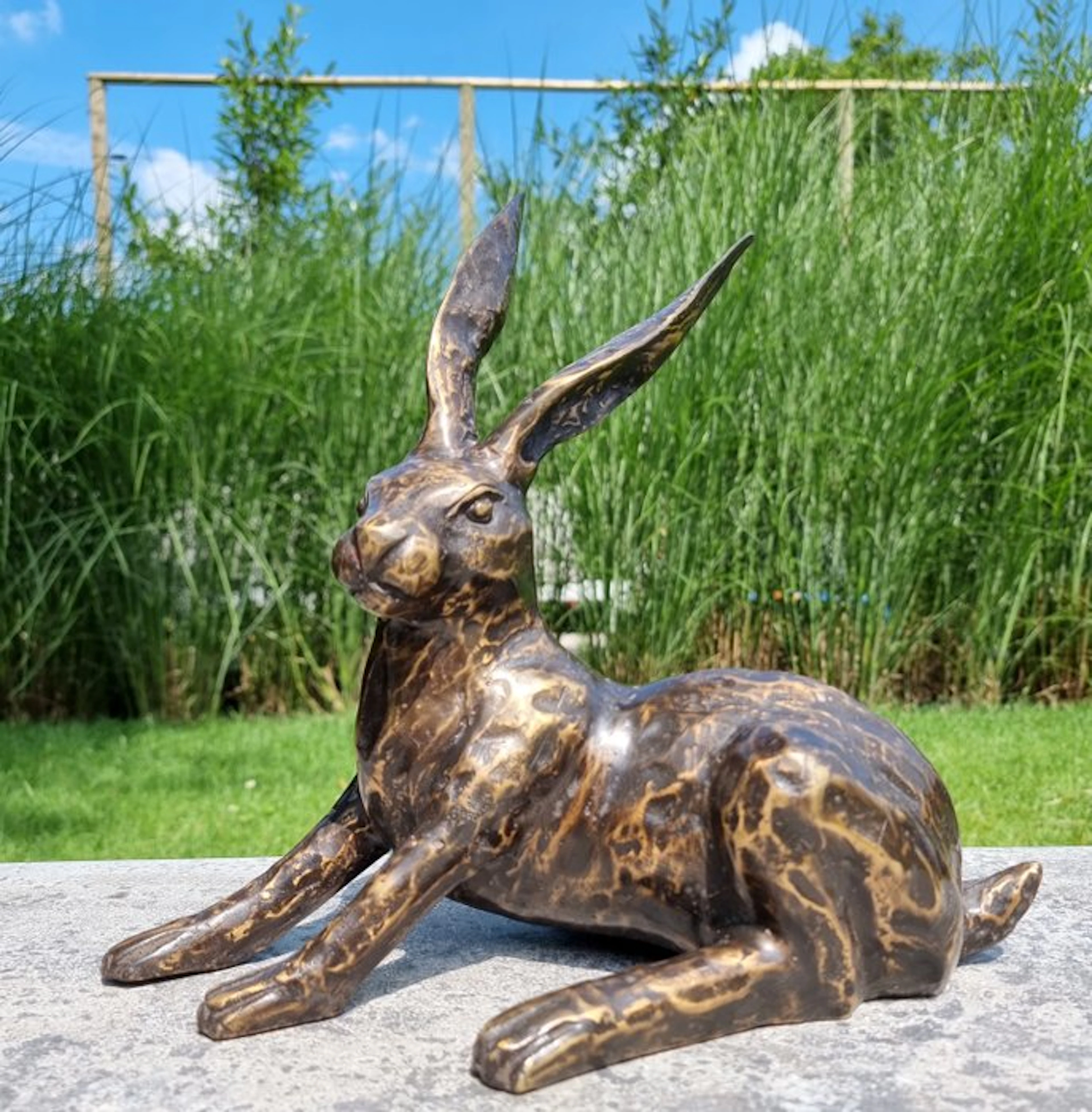 Statue, half liggende haas - 31 cm - Bronze