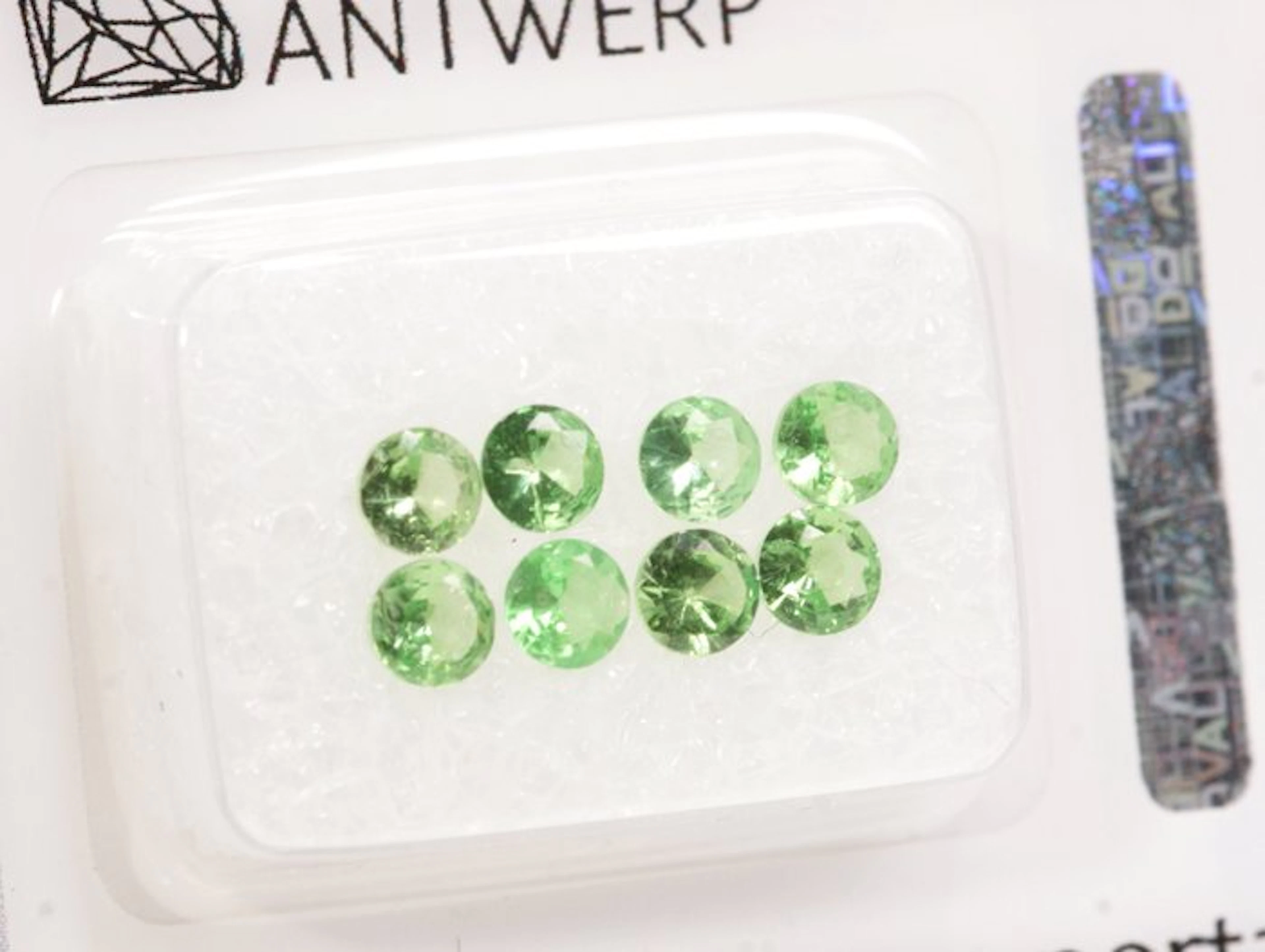 8 pcs Green Tsavorite - 1.35 ct - Gem Report Antwerp (GRA)
