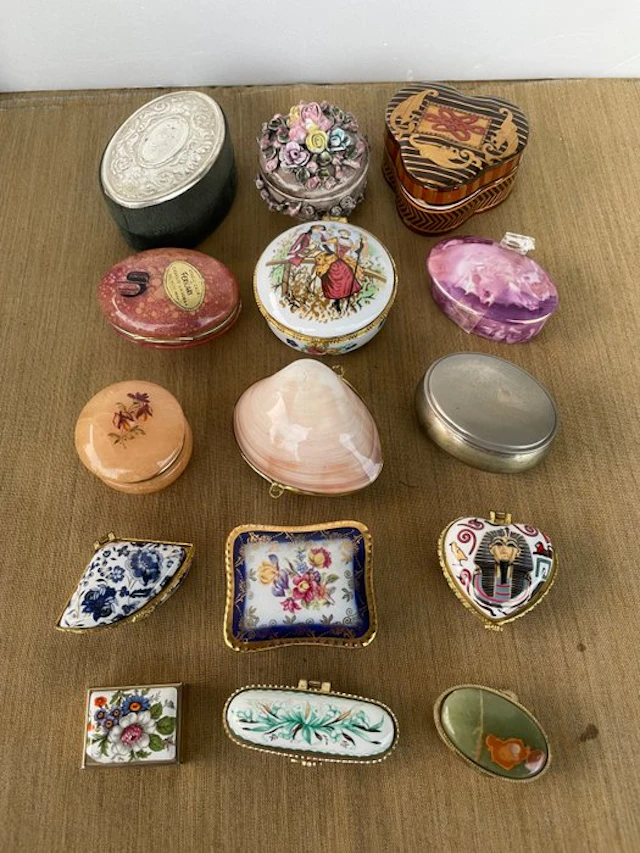 Box (15) - Alabaster, Porcelain, mother-of-pearl and other materials