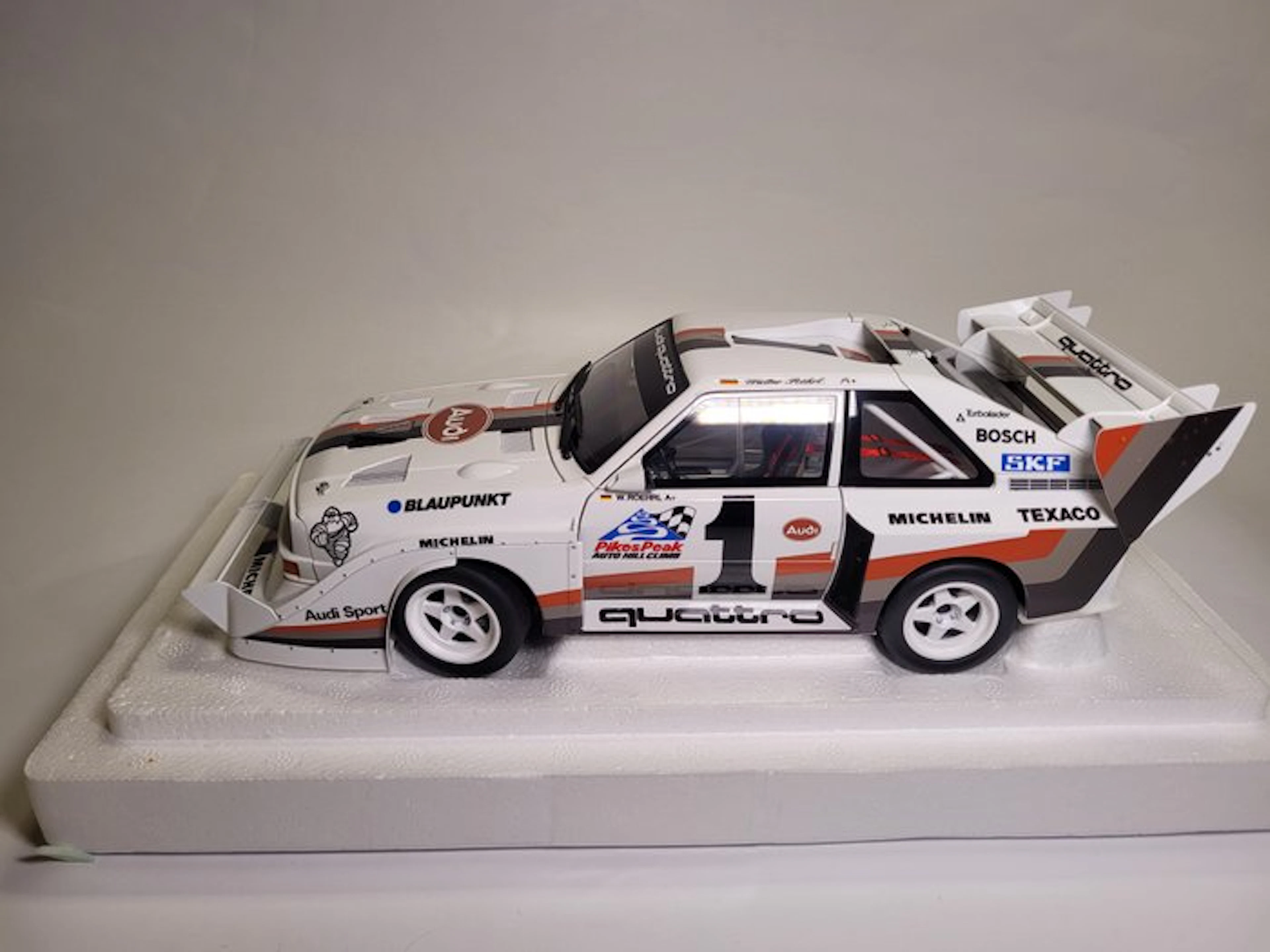 Autoart 1:18 - Model race car - Audi Sport Quattro S1 Pikes Peak 1987