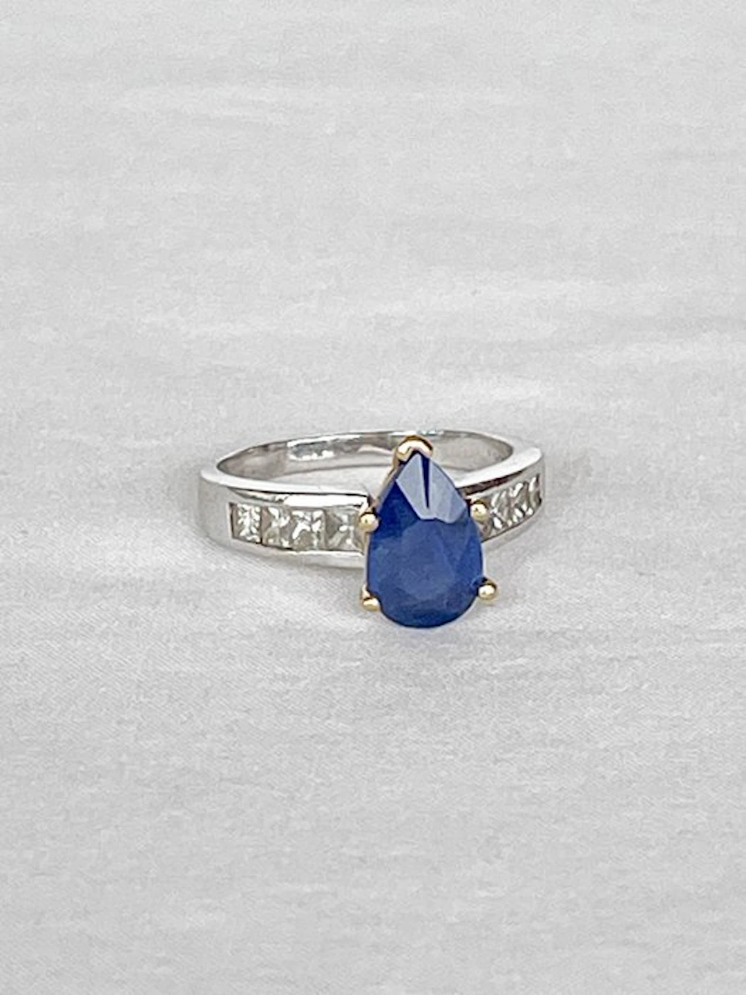 Ring Platinum - 3.50ct. tw. Sapphire - Diamond