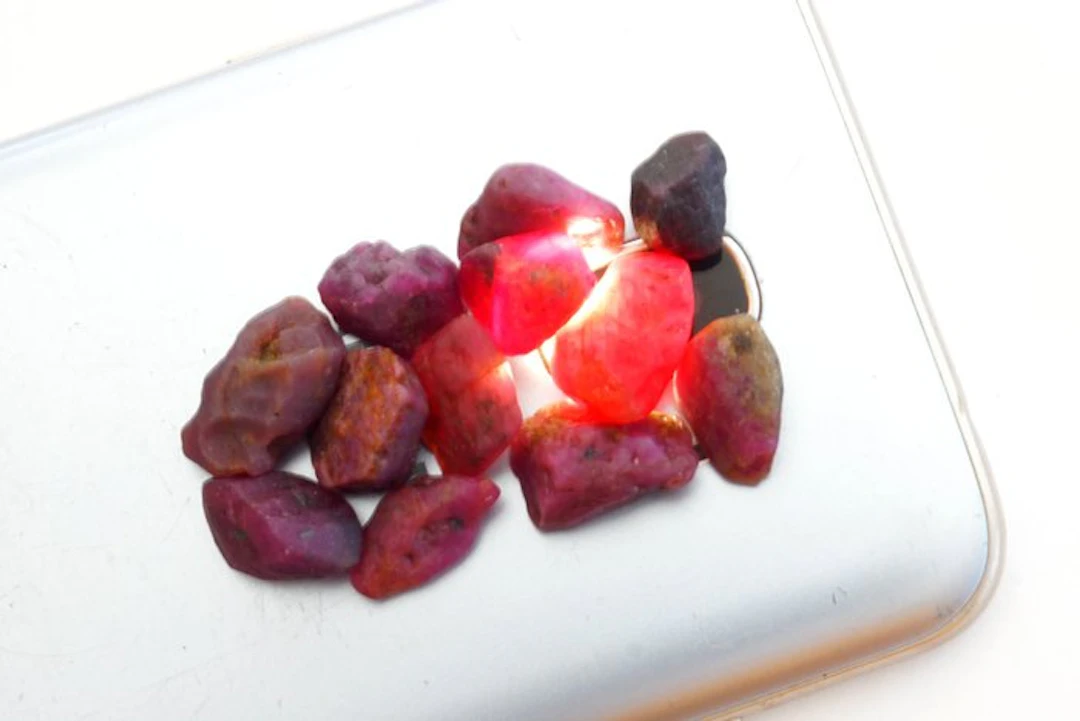 Ruby 101 carats of rough, untreated ruby crystals.- 20.23 g - (12)