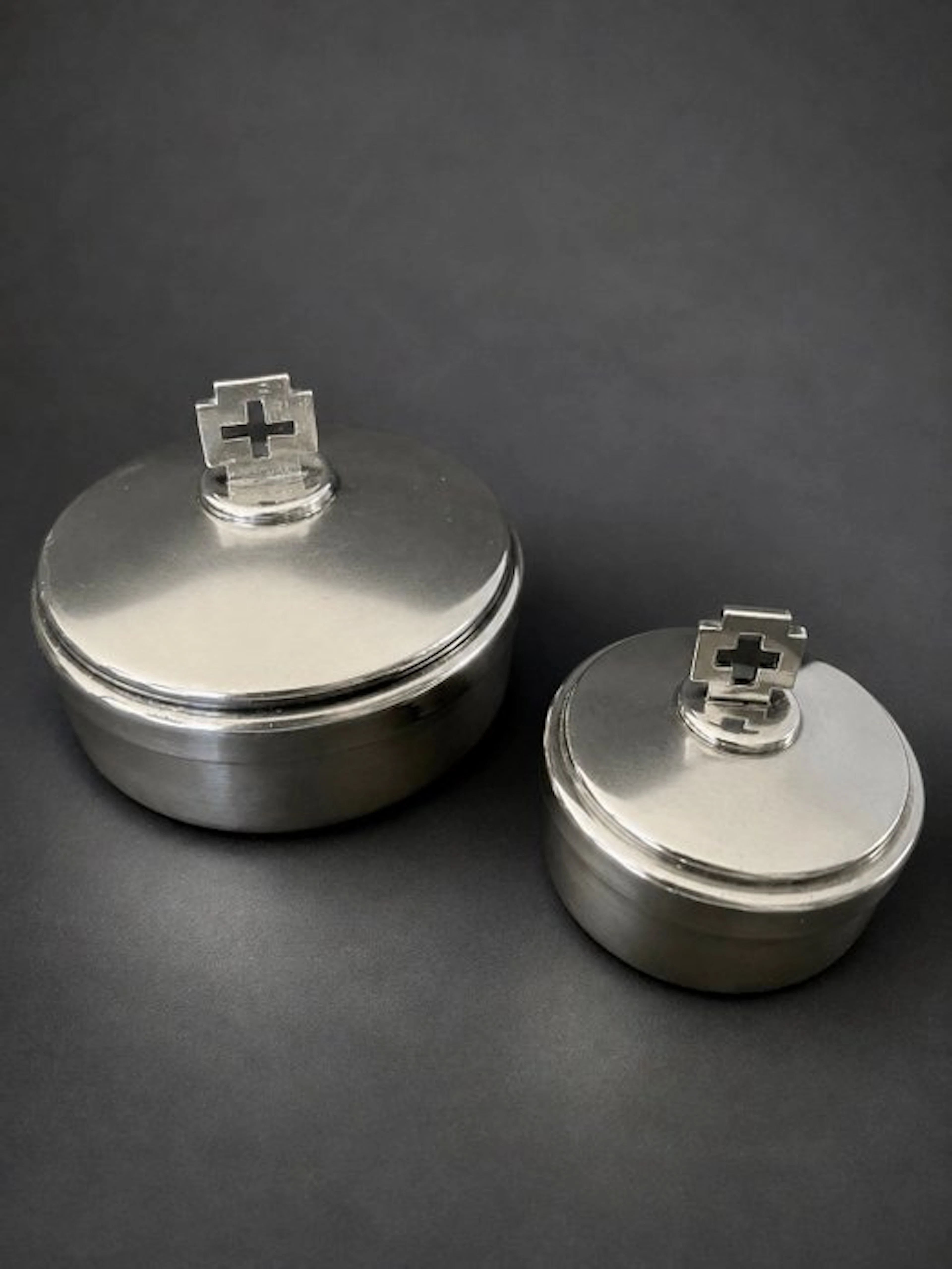 Set of 2 liturgical pyxes (2) - silvered metal - 1920-1930