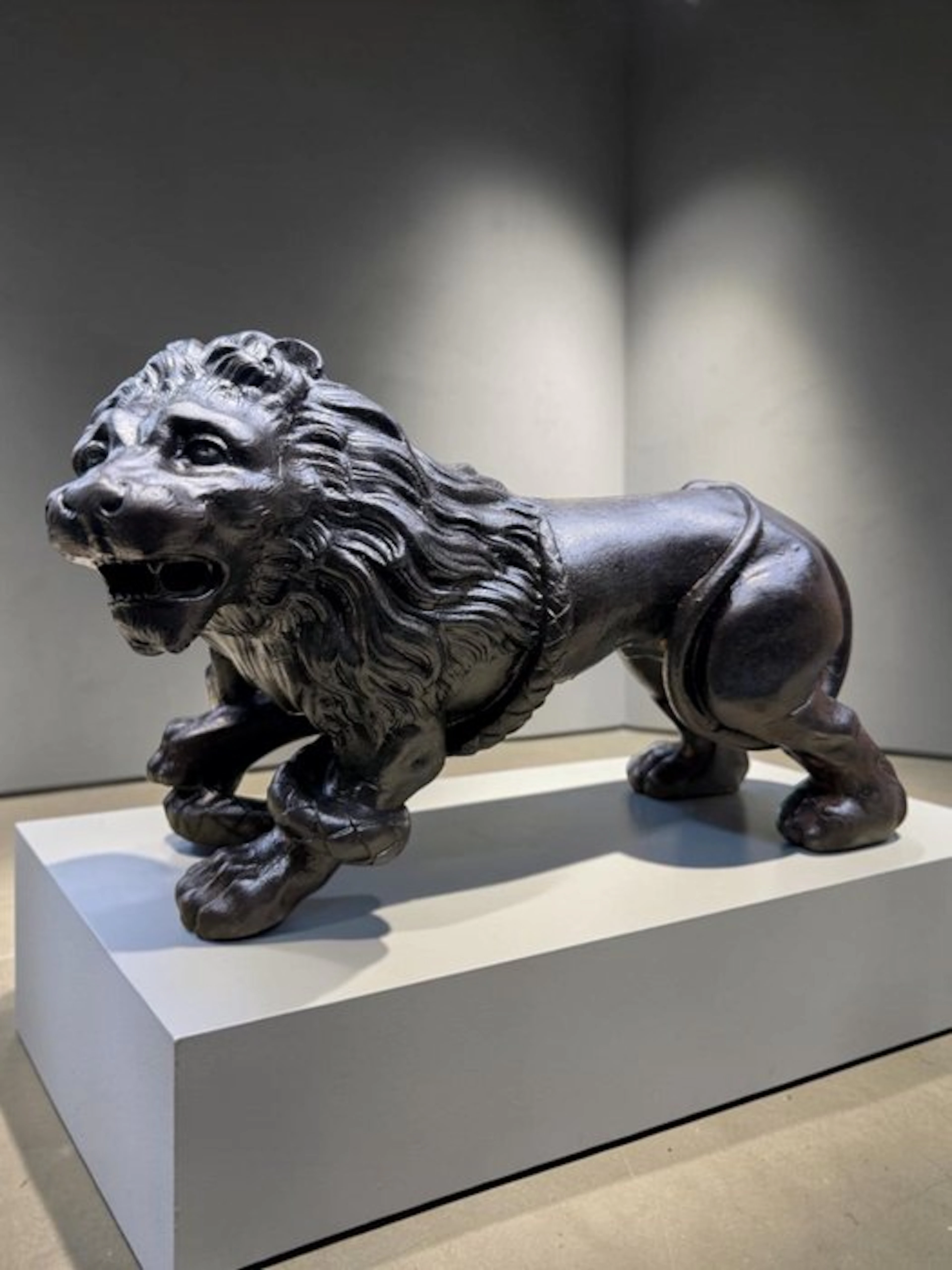 XL Victorian Lion and Serpent - Sculpture, 3,65 Kg - 14 cm - Cast iron - 1870