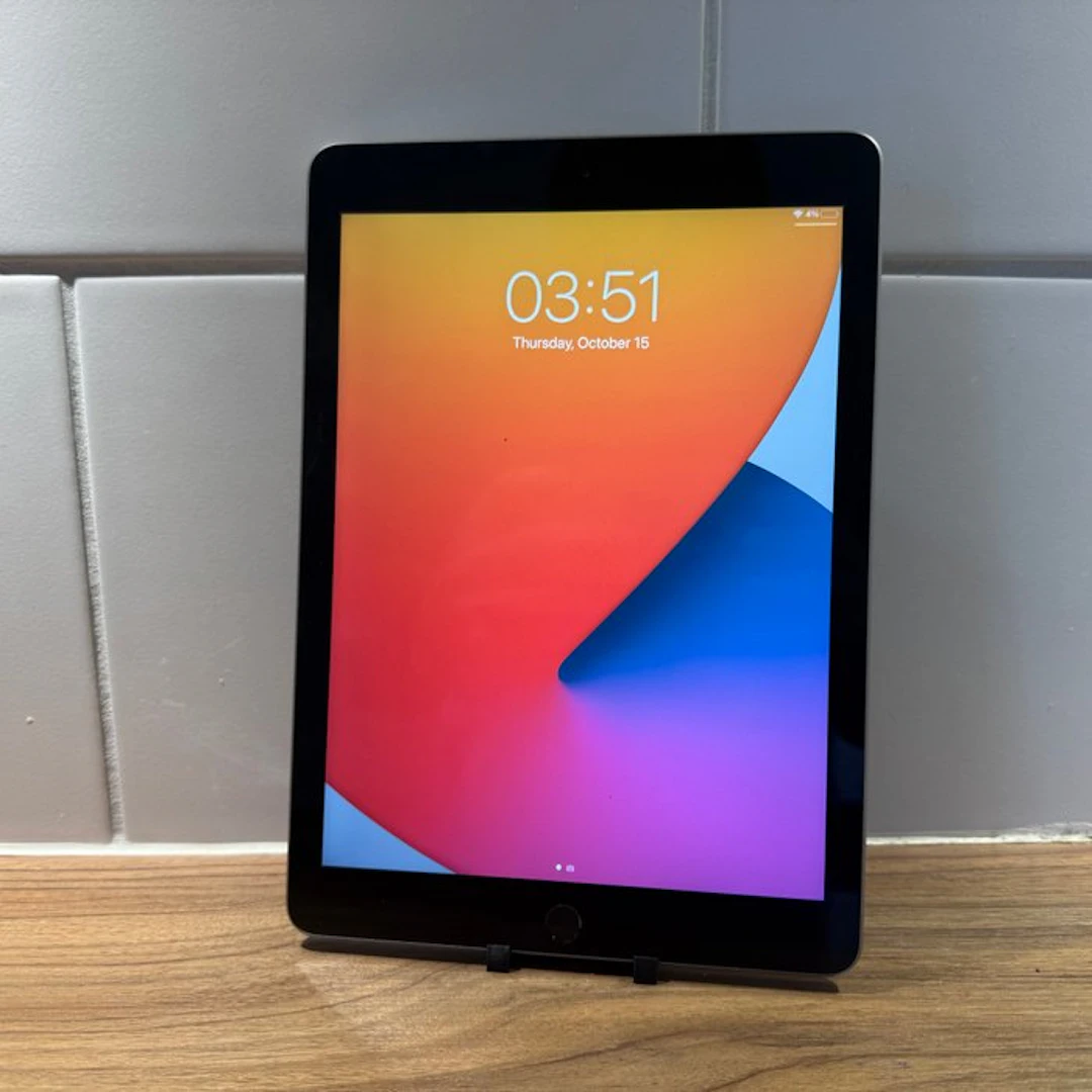 Apple iPad (5th Generation) 128GB Wifi - Mobile phone