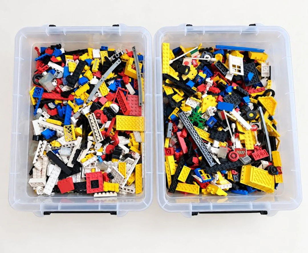 LEGO - System - 2 kratten met Vintage Lego stenen - 1970-1980 - Netherlands