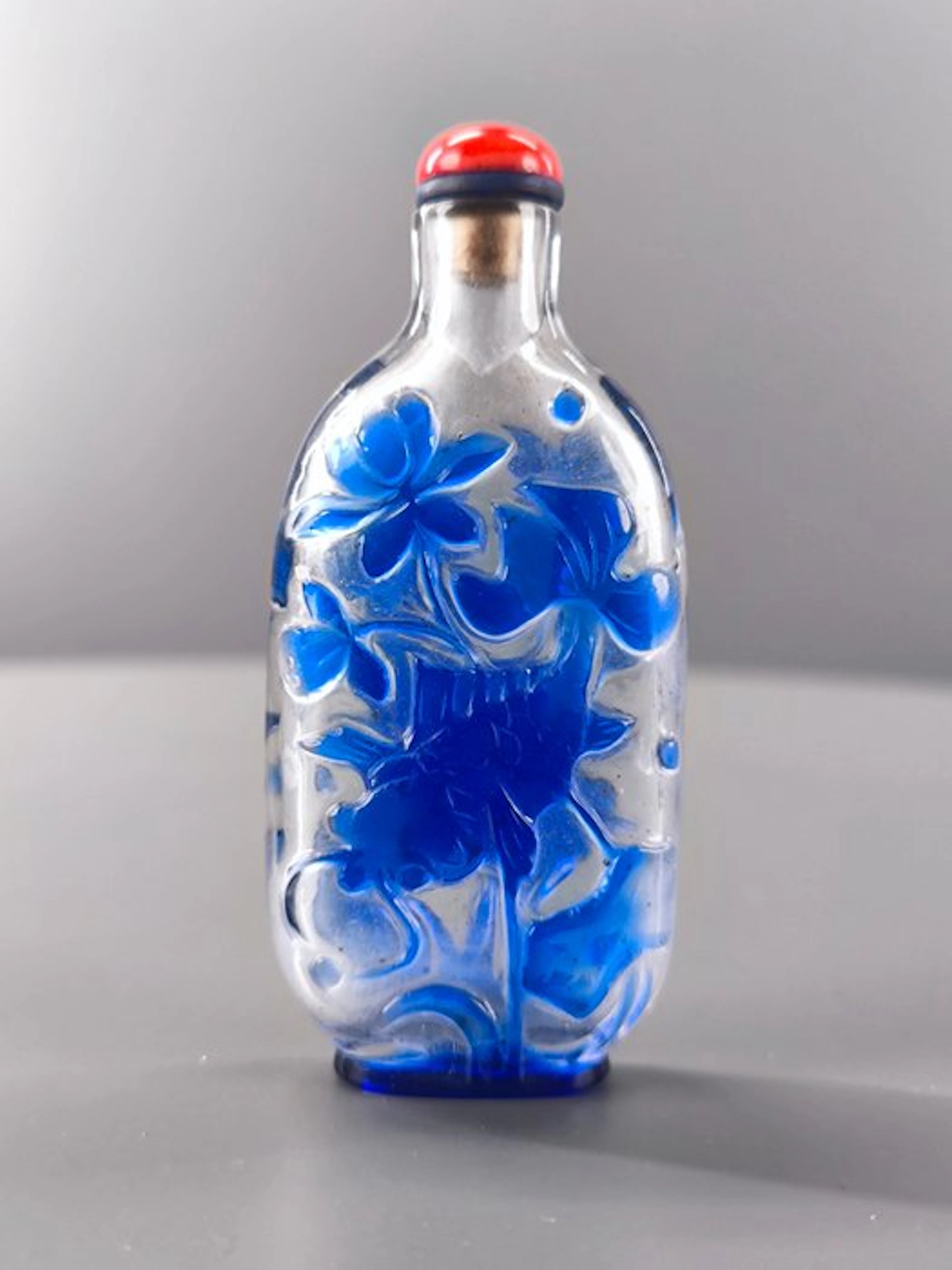 China Glass Chinese snuff box in sapphire blue glass overlay