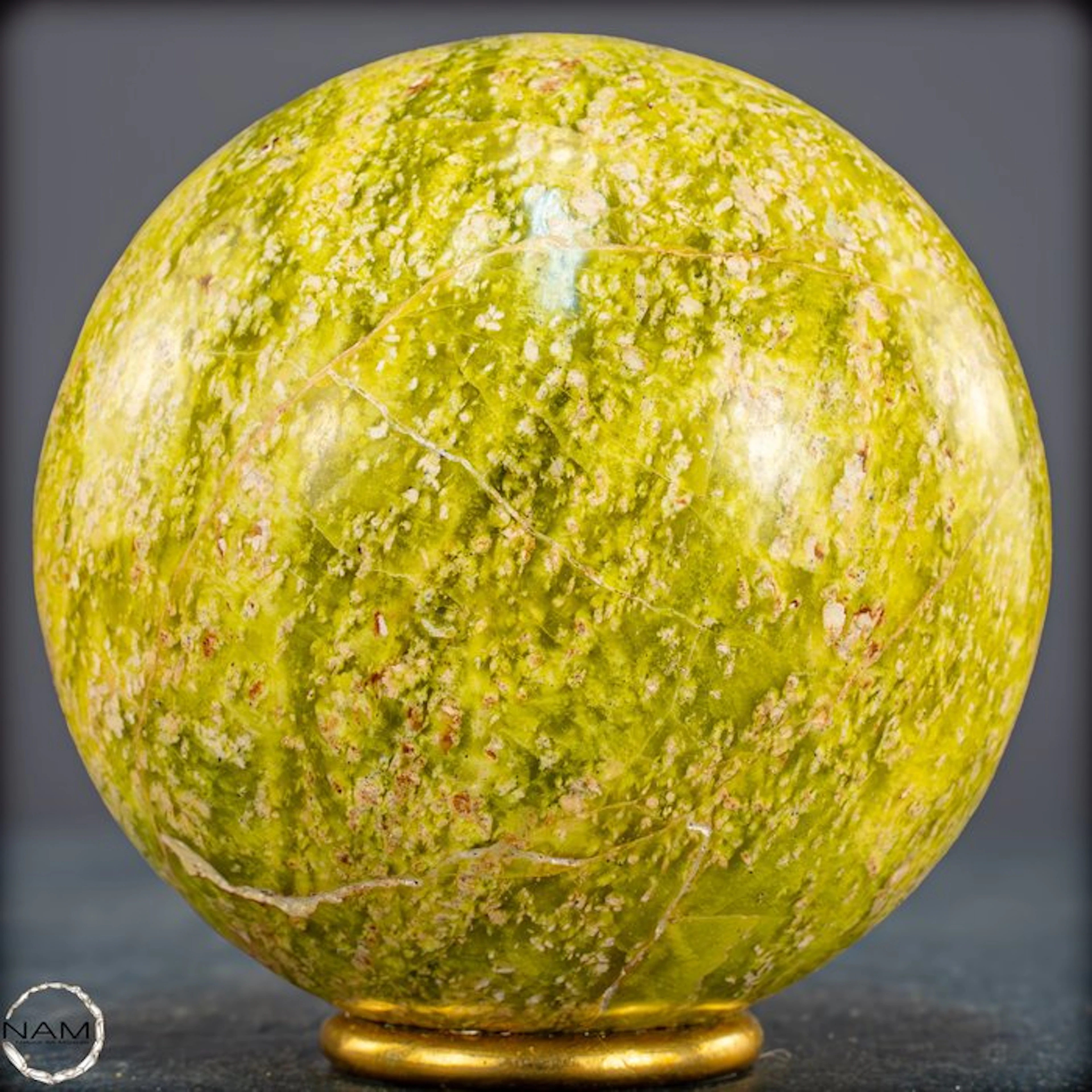Natural serpentine sphere – harmonious interplay of earth-green and