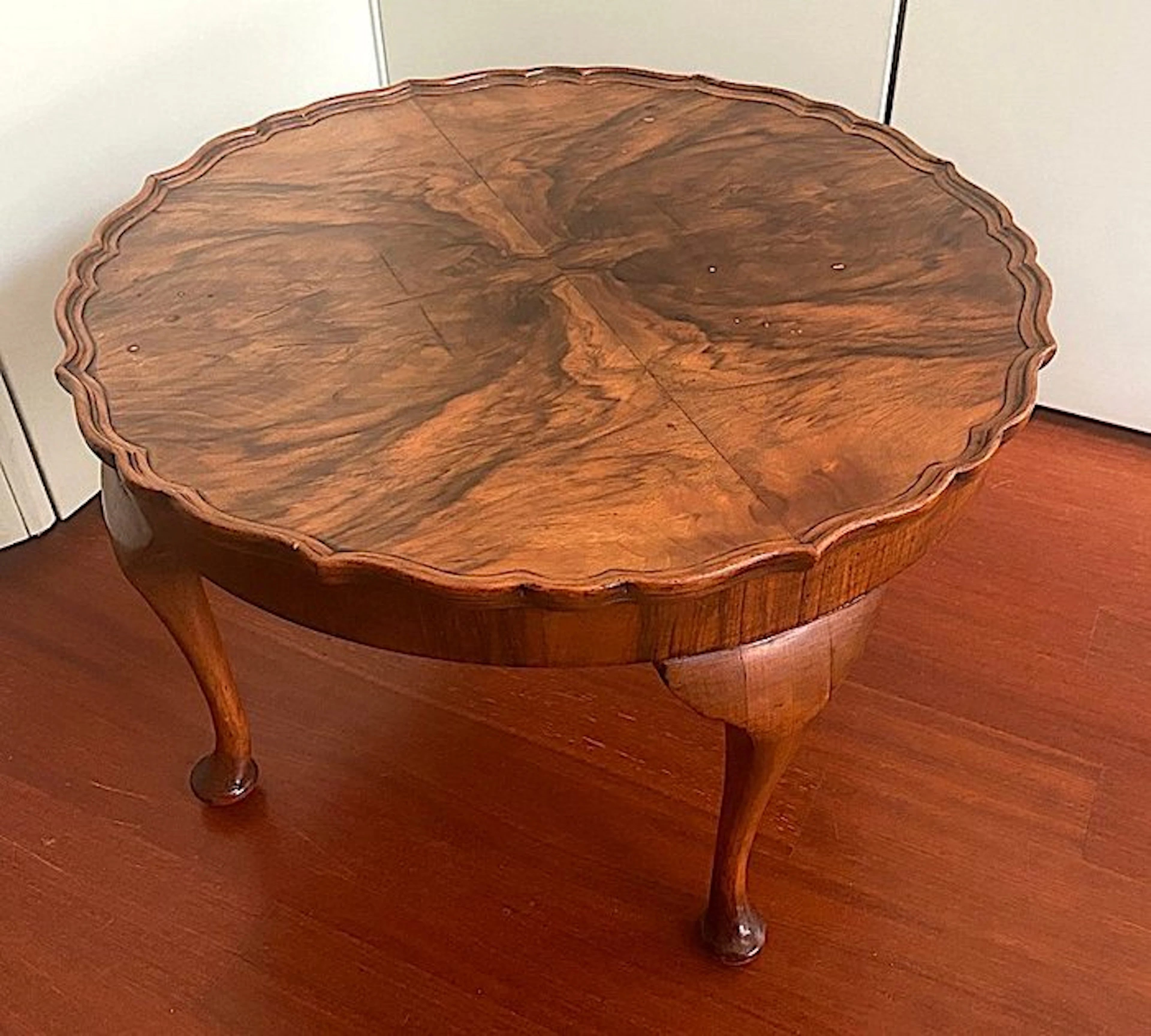 Centre table - Walnut - Queen Anne style