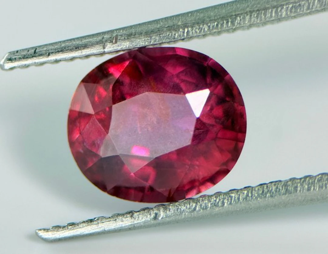 Red Ruby - 1.63 ct - Gem research Swiss Lab (GRS) - No Heat, Purplish Hue
