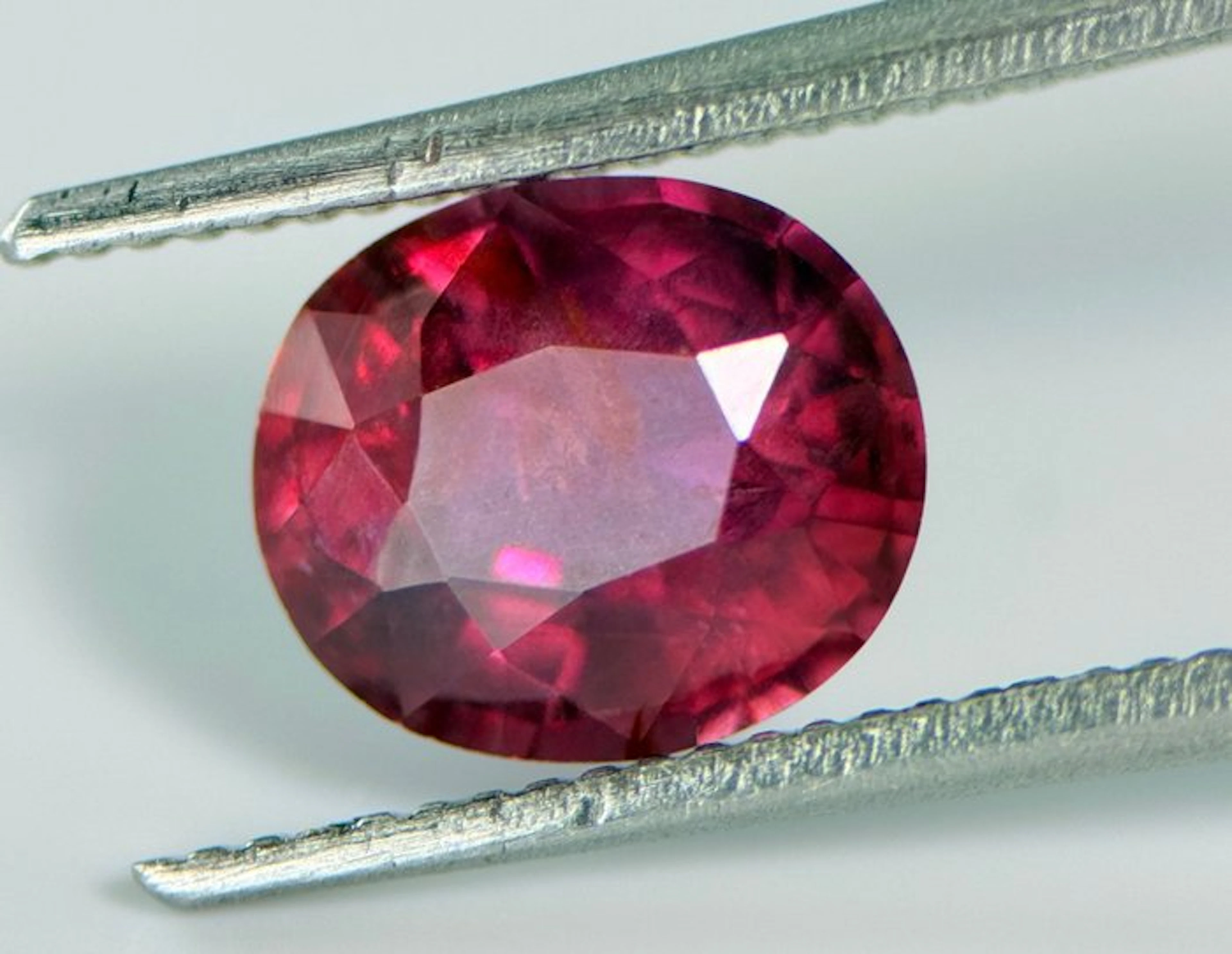 Red Ruby - 1.63 ct - Gem research Swiss Lab (GRS) - No Heat, Purplish Hue