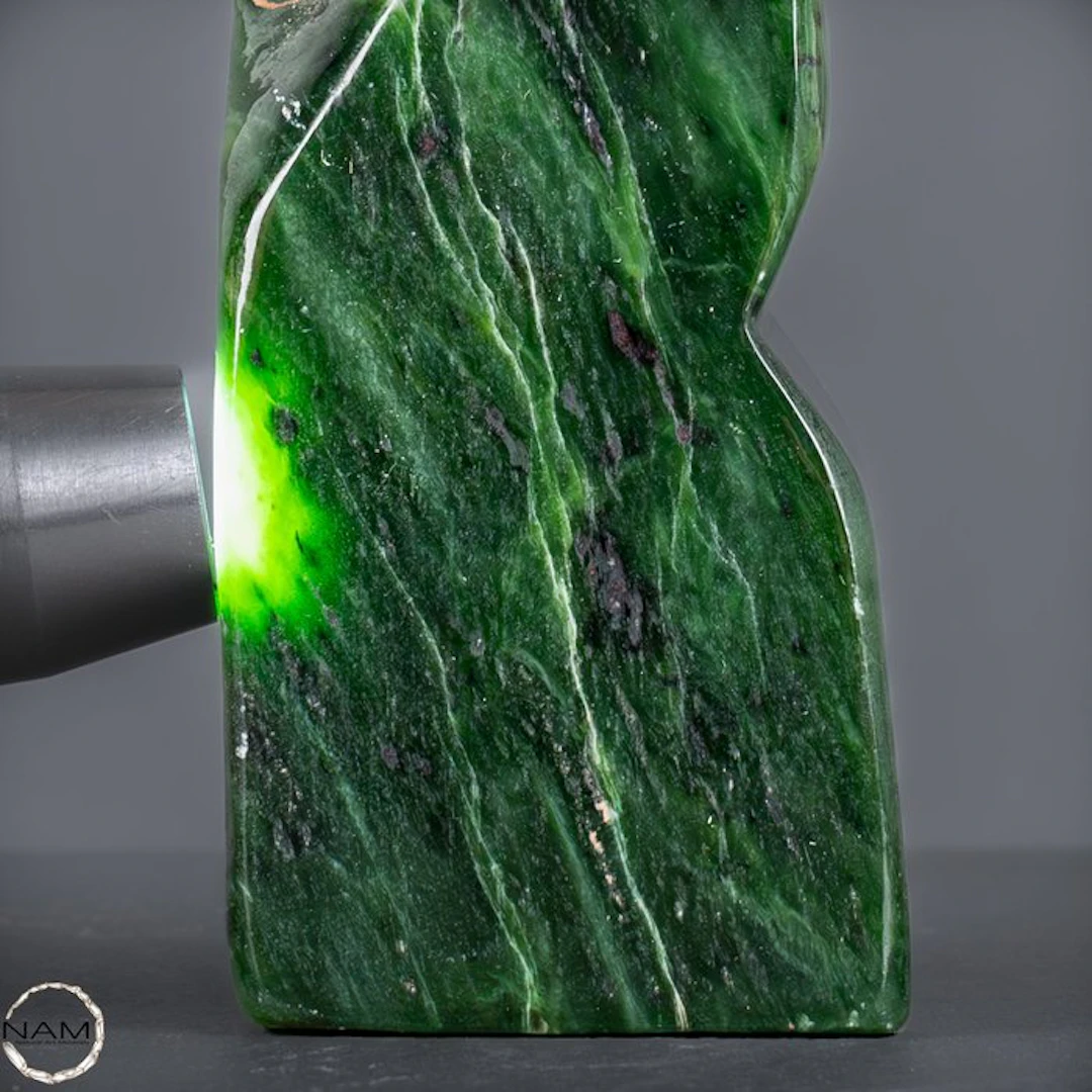 Natural nephrite jade freeform – Timeless elegance in bold green.- 976.68 g