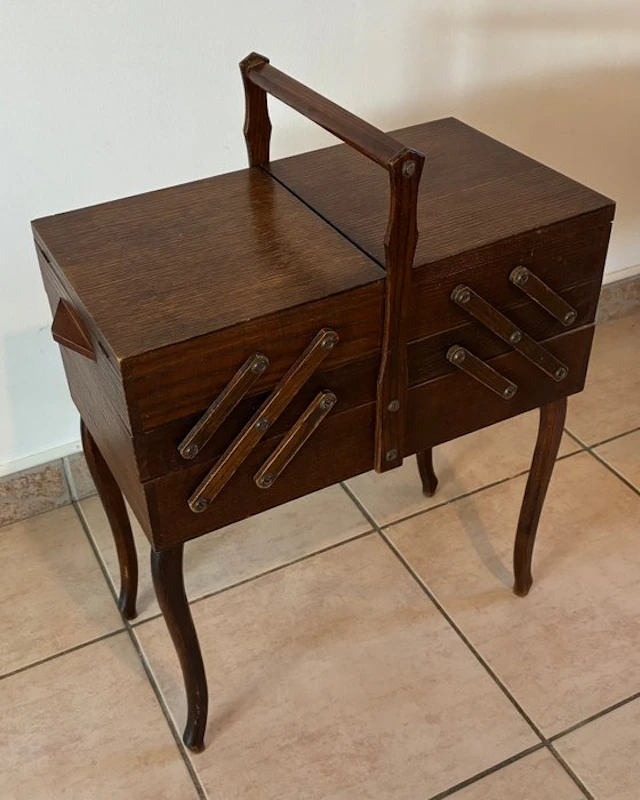 Sewing box - Wood