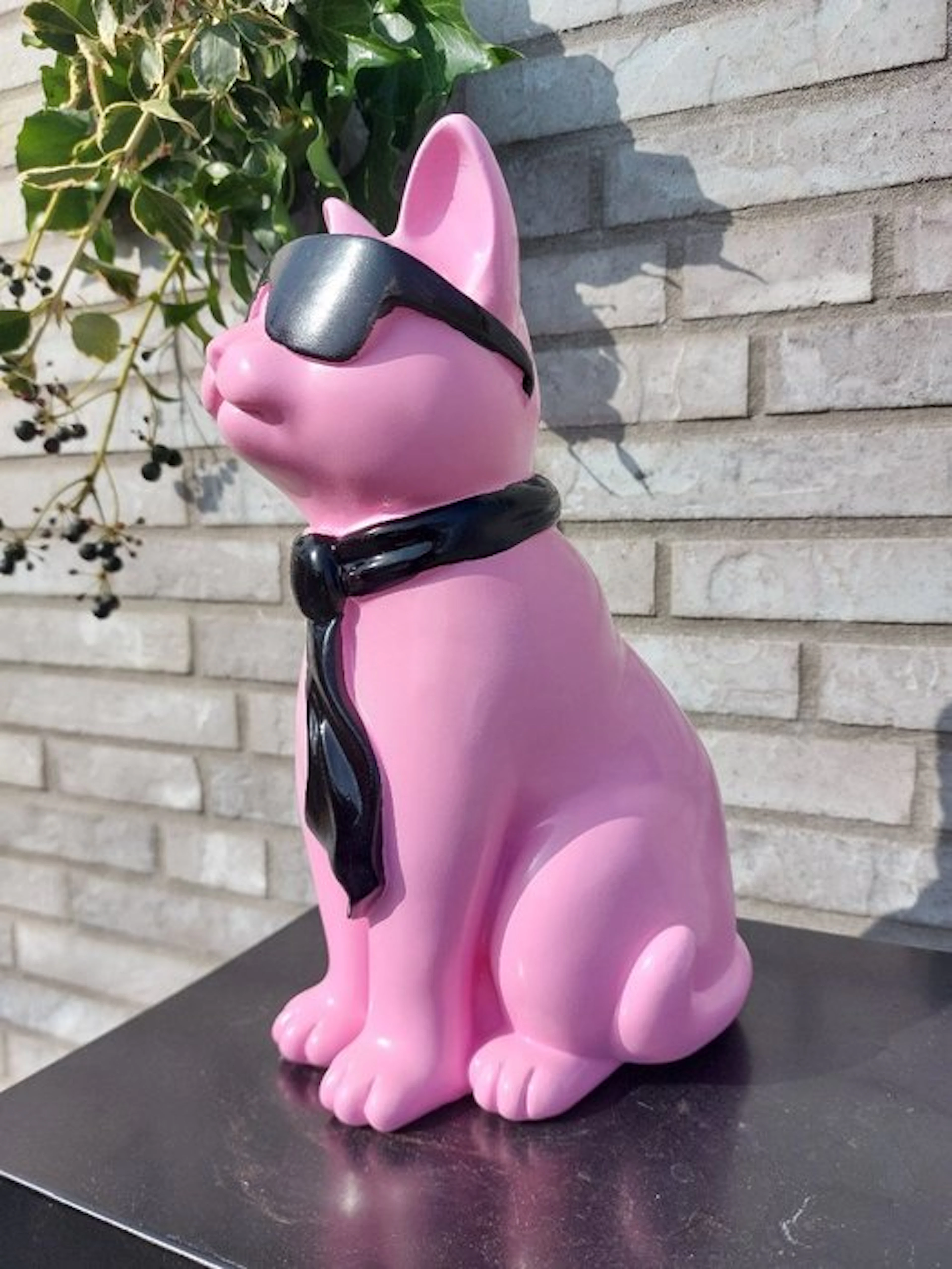 Statue, fuchsia cat with tie and sunglasses - 29 cm - polyresin