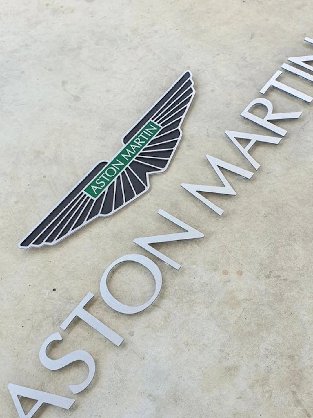 Sign - Aston Martin - Logo mural aluminium* - XXL ---> 180cm ! – Pro Edition