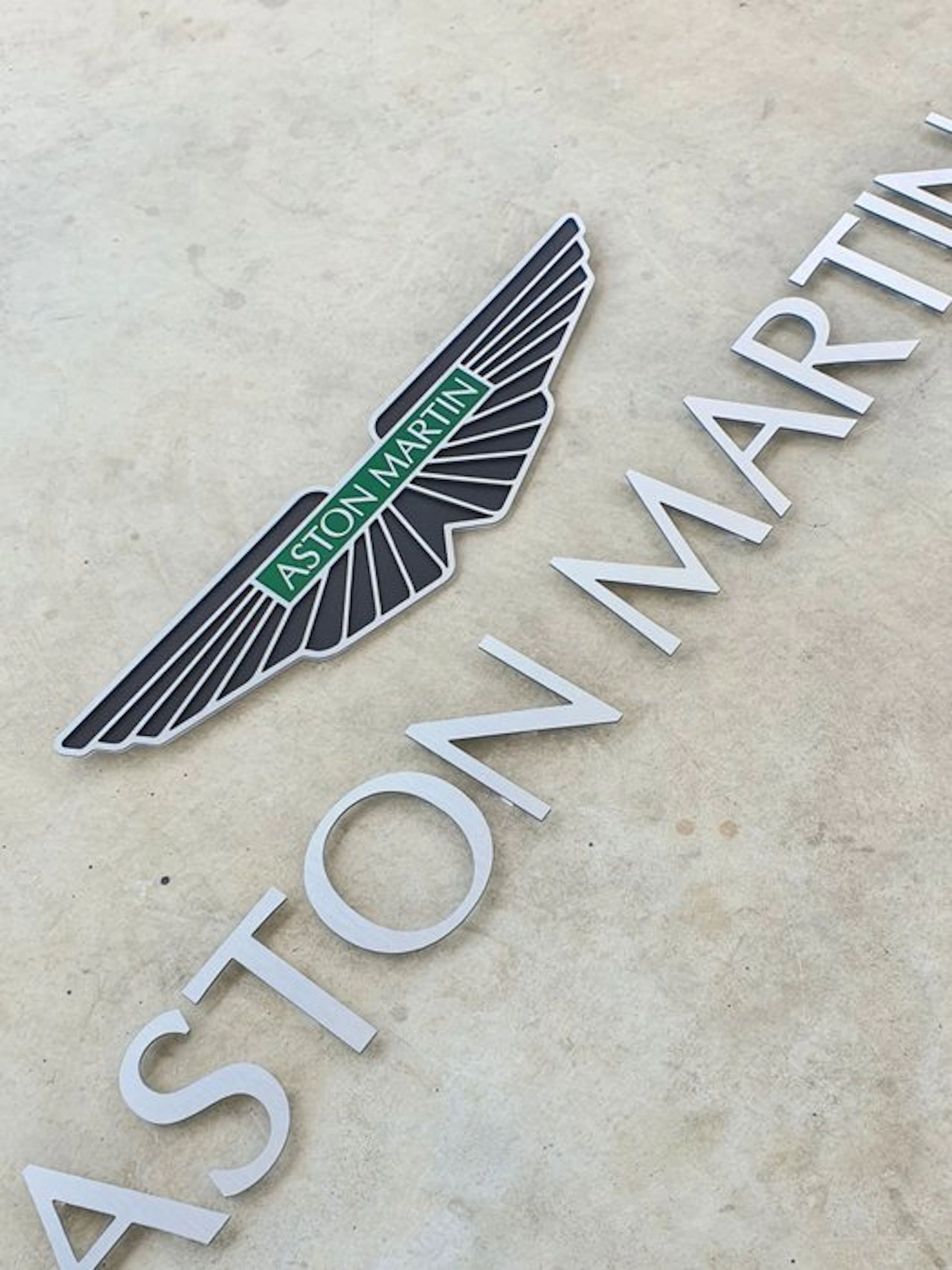 Sign - Aston Martin - Logo mural aluminium* - XXL ---> 180cm ! – Pro Edition