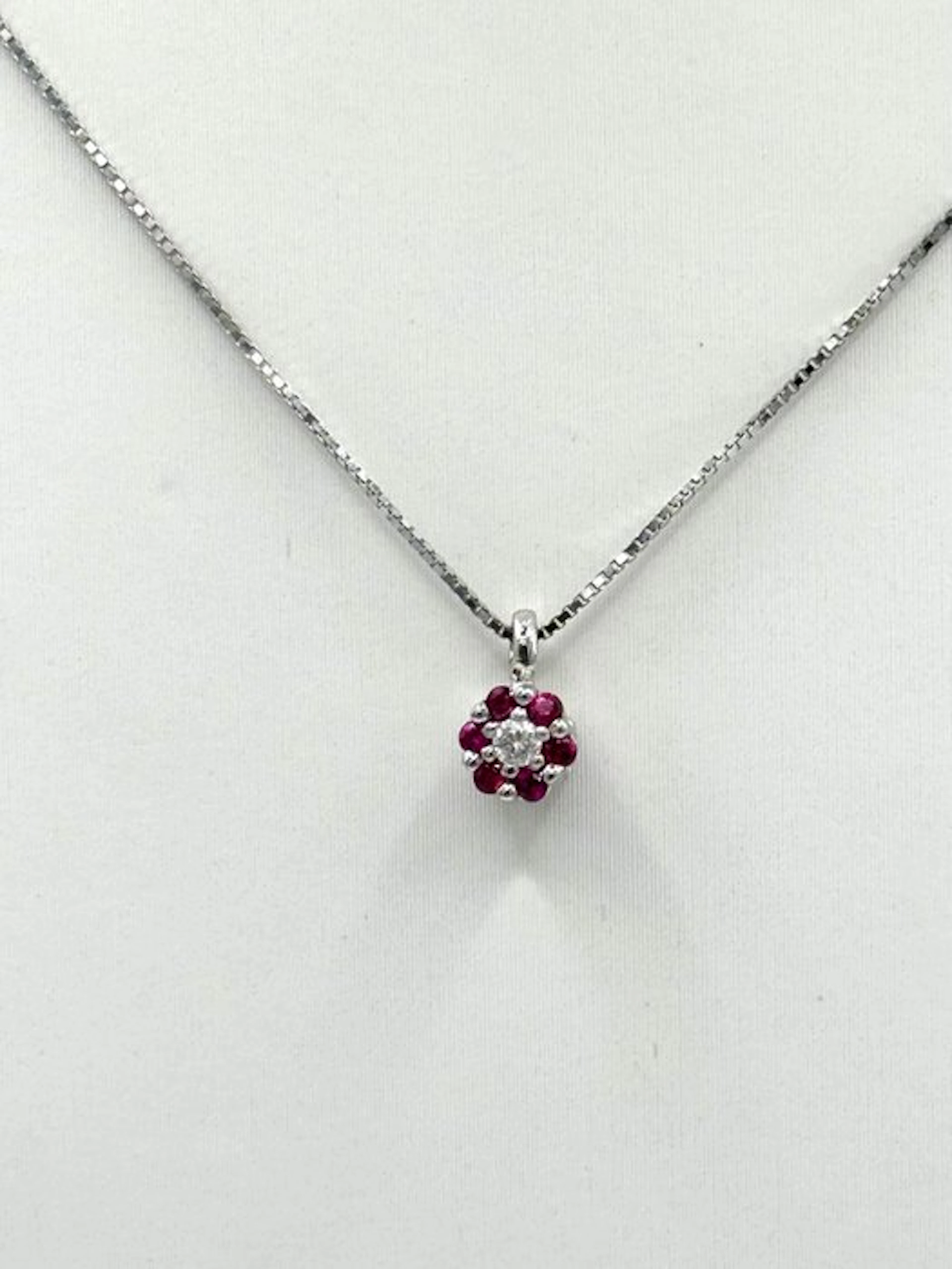 Necklace with pendant - 18 kt. White gold - 0.50ct. tw. Ruby - Diamond