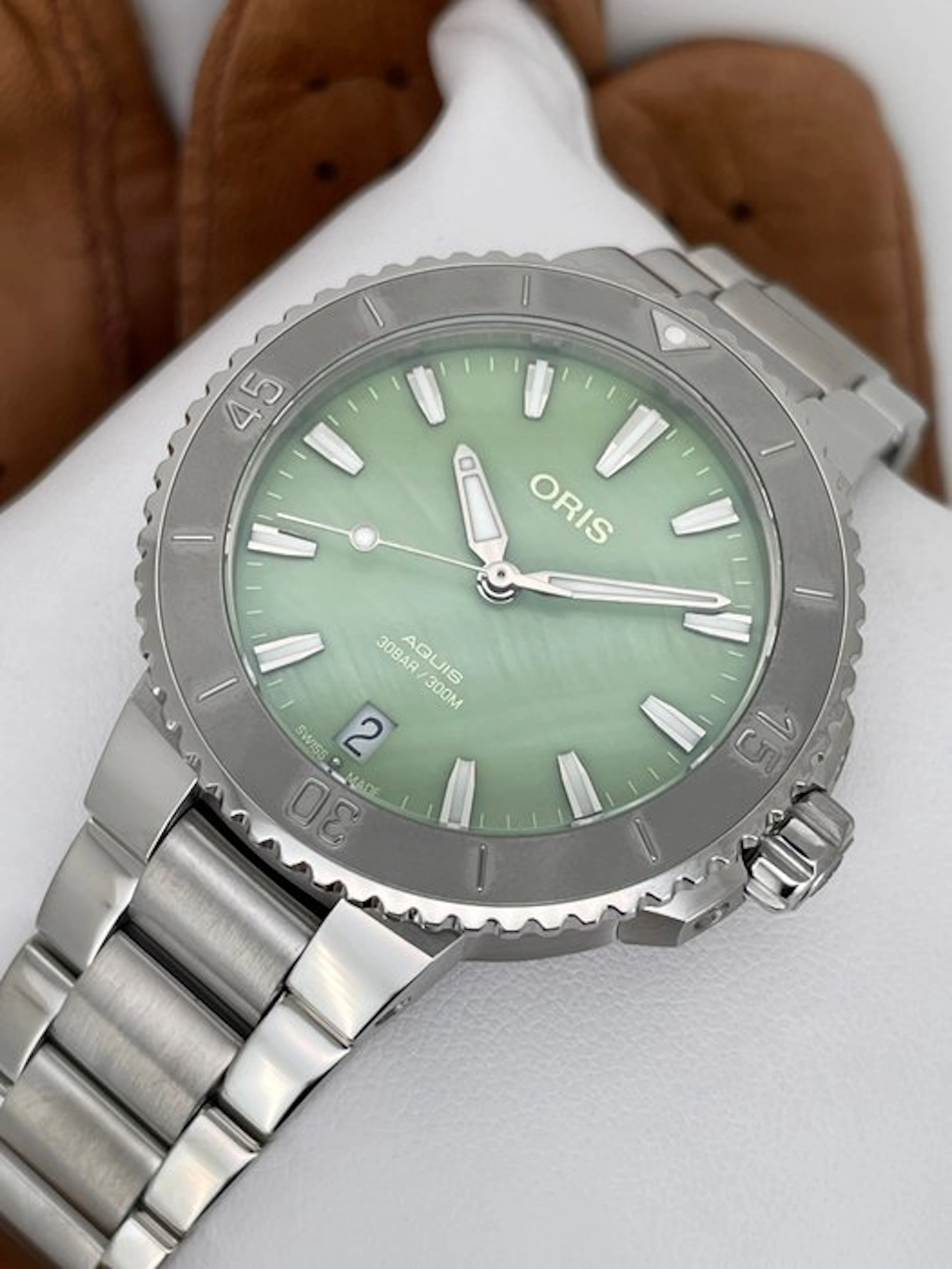 Oris - Aquis Date Automatic Green - 01 733 7770 4157-07 8...
